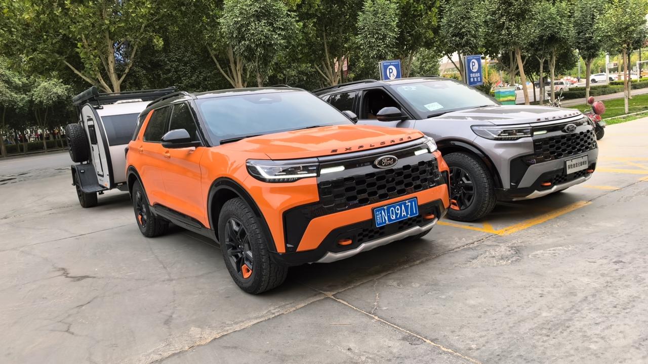 这次新疆穿越开的这辆福特探险者昆仑巅峰版，不仅有原厂的拖挂资质，还有“拖车盲区监