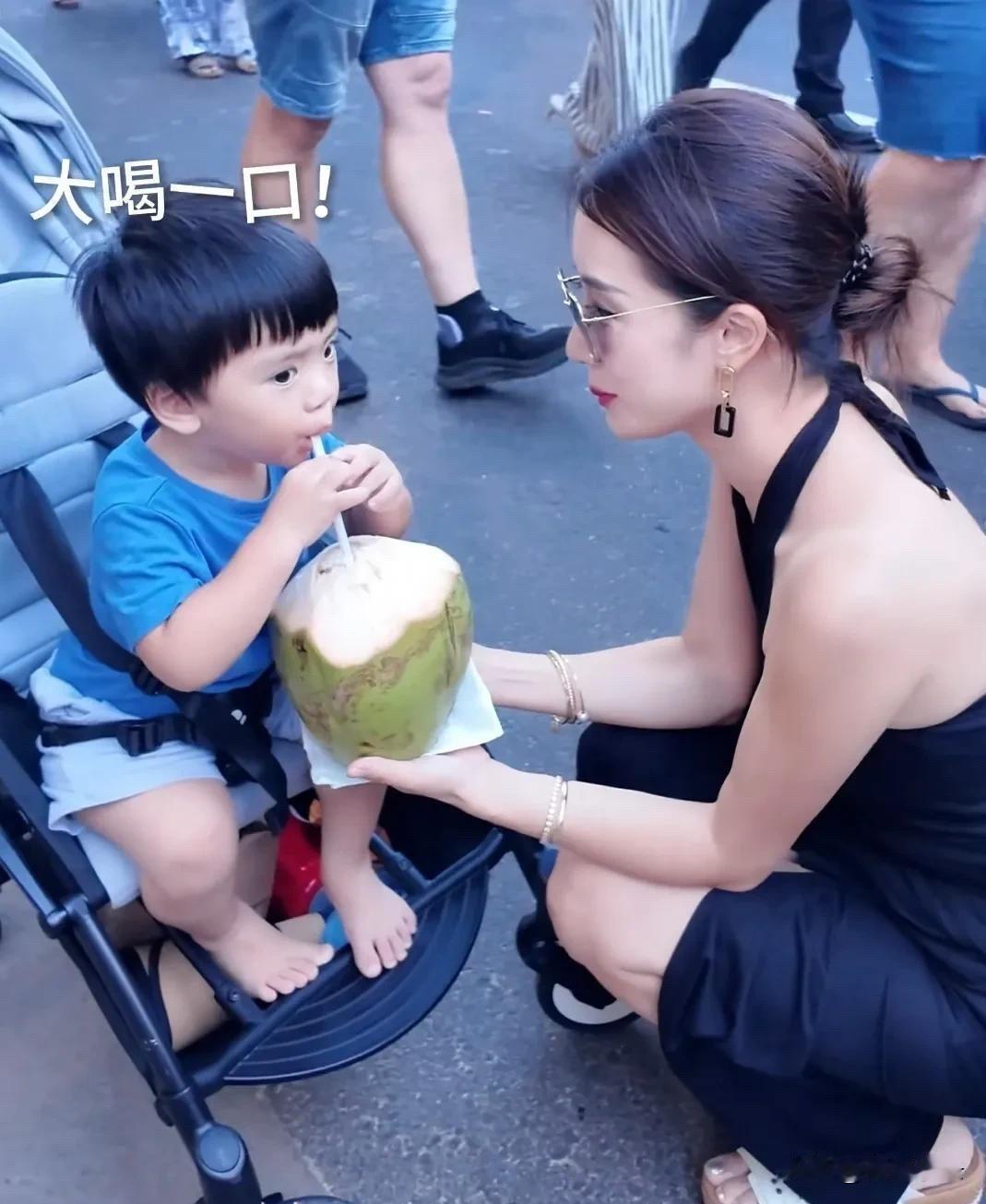 李念带3个孩子逛集市，小腹凸起被疑怀四胎，13岁大女儿高挑纤瘦！[玫瑰][玫瑰]