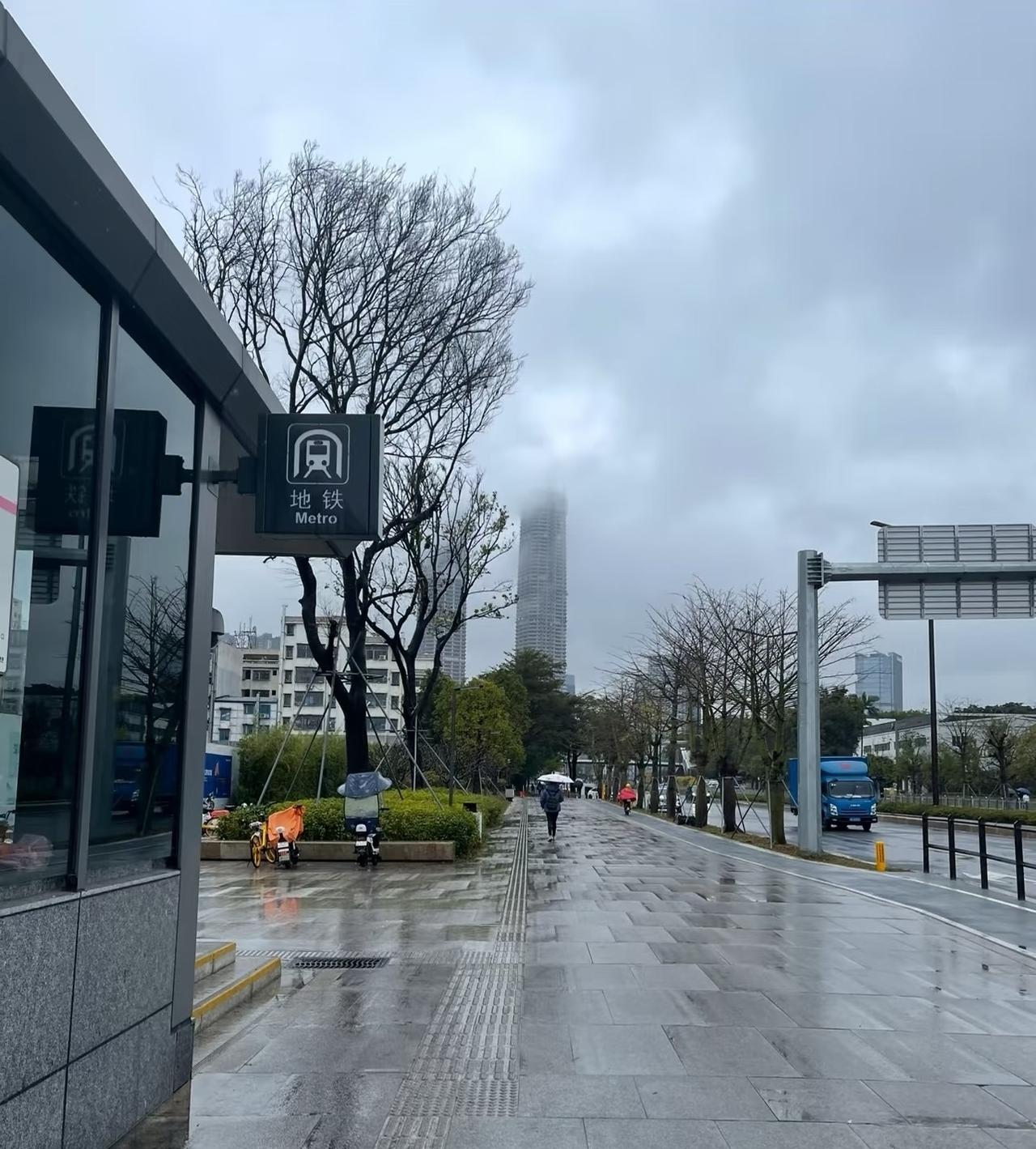 几年前的深圳没有什么电动车

这是几年前年的深圳地铁旁边，那时候站口电驴只有几辆