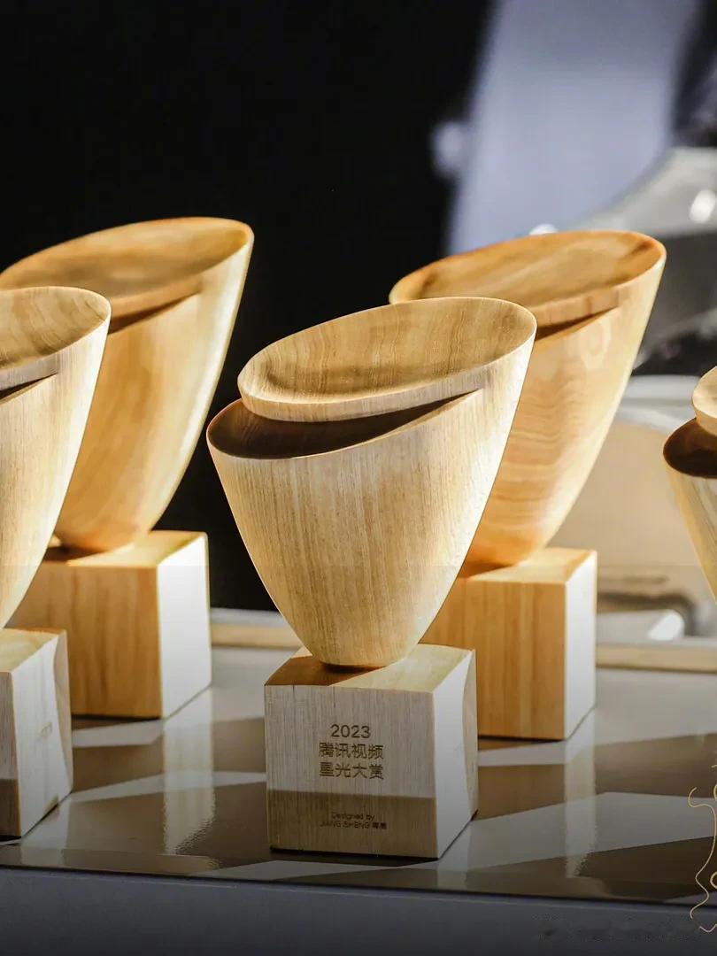 问：星光大赏为什么奖杯是木制的？ 
答：因为一点含金量都没有！

这奖杯，不就是