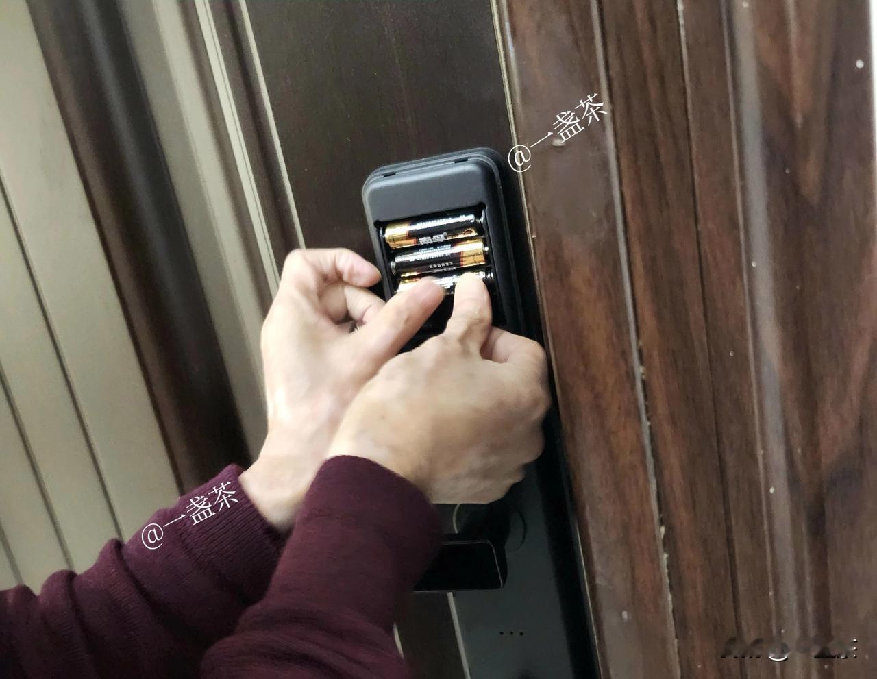 中午睡醒觉正在给老头整理明天住院要带的东西，他突然说:“你先停一下，看我怎么给你