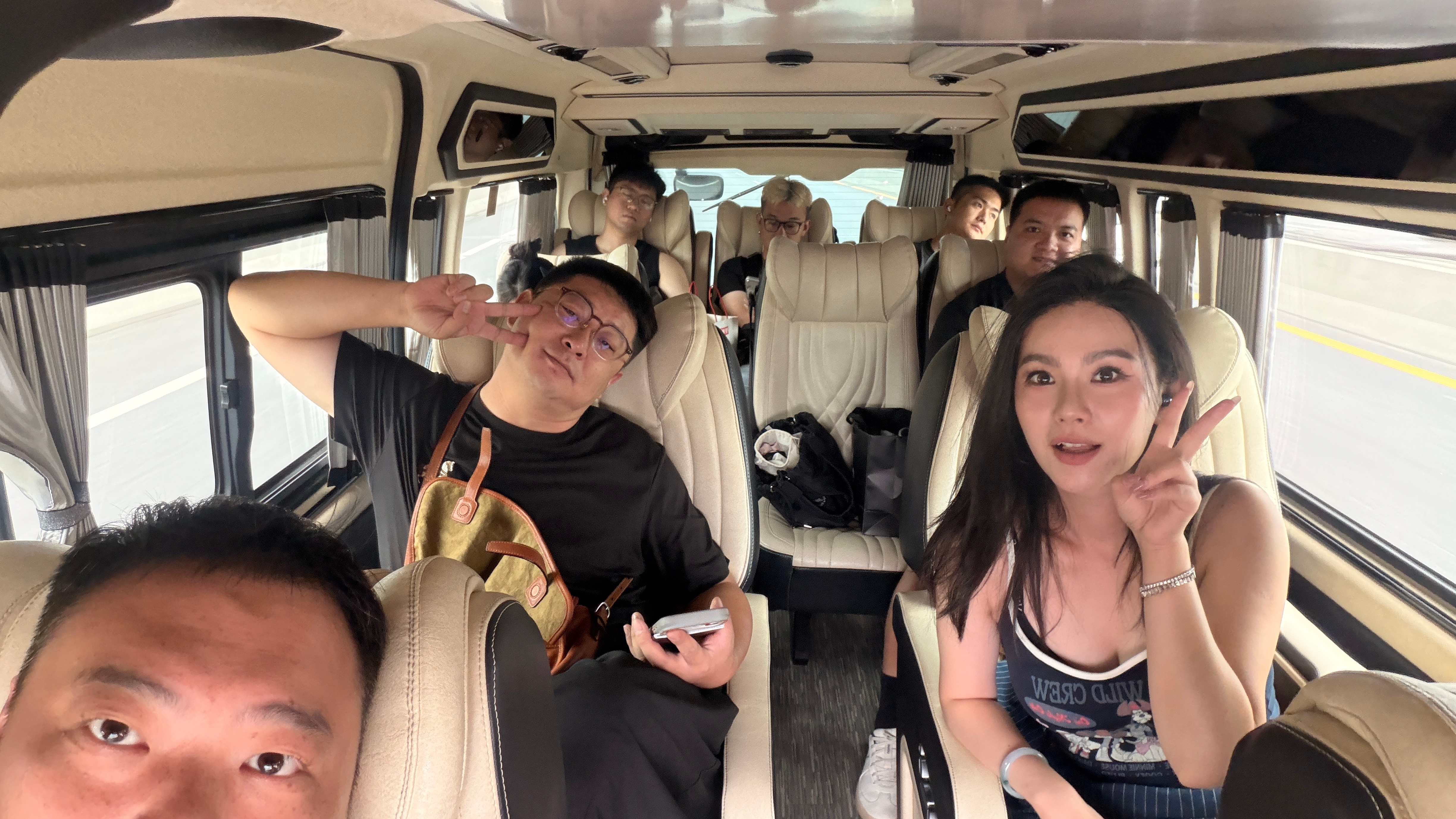 去机场给朋友们买礼物去喽！！！🎁粉丝bb评论区许愿吧，需要胖豆给你们带啥特产？