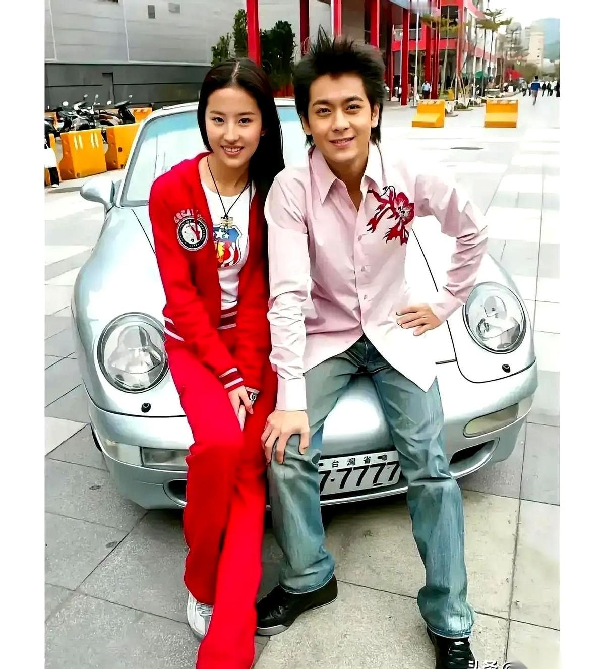 我的妈呀，刷到一张老照片，差点没从椅子上弹起来。
2004年。
刘亦菲，17岁。