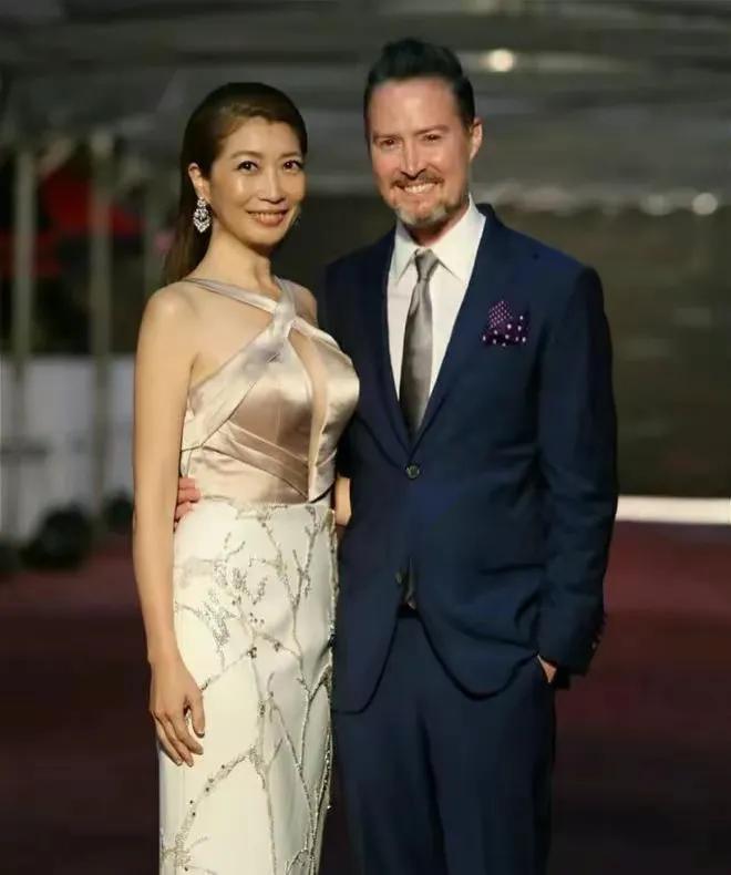 夏立克家暴黄嘉千细节曝光，源于黄嘉千和小鲜肉拍戏！

夏立克和黄嘉千的家暴故事已