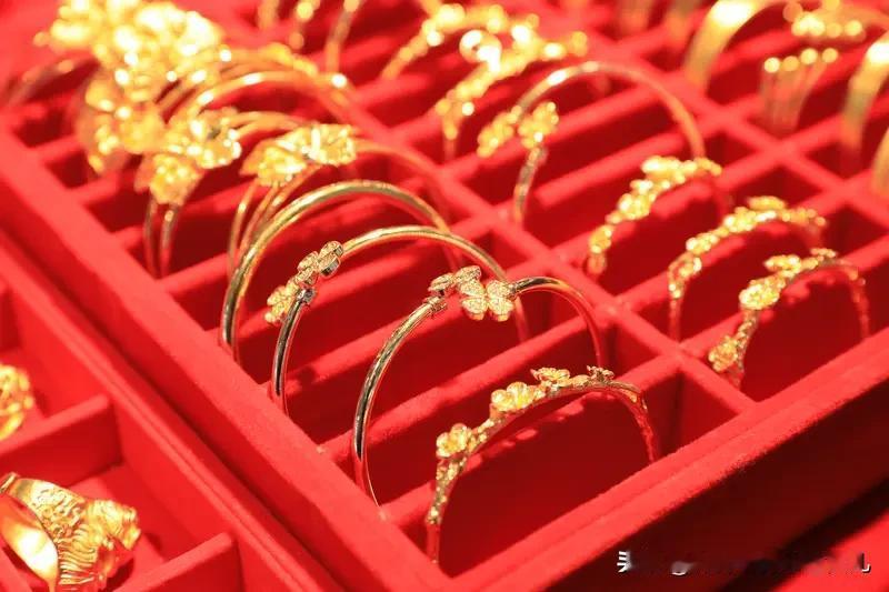 没有金镯子的姐妹们都进来说说，你们为什么不给自己买金镯子？

刚才刷了一个视频，