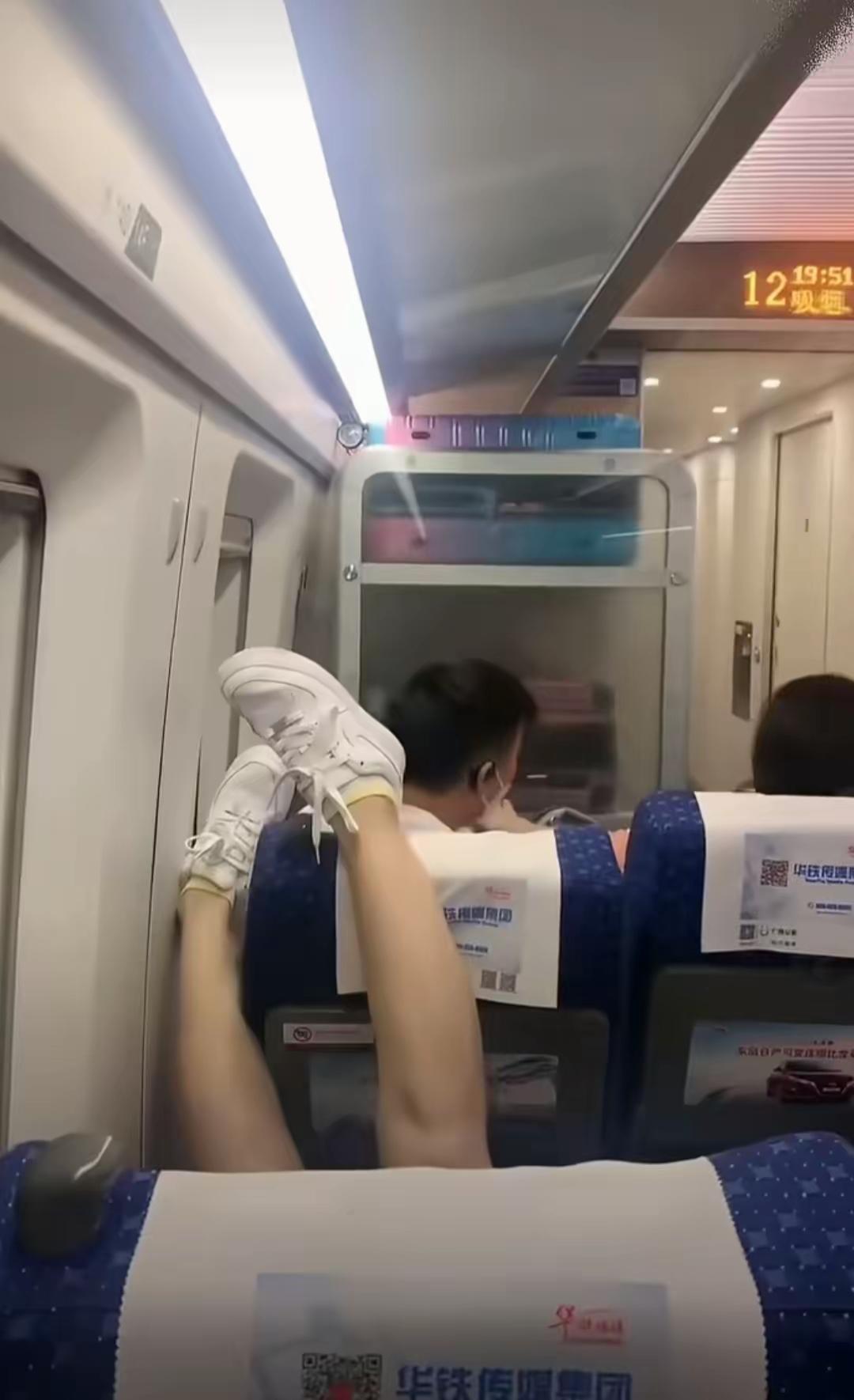 “只要我没道德，素质就追不上我！”女子坐高铁，直接将臭脚伸到前座头顶，男子耐心沟