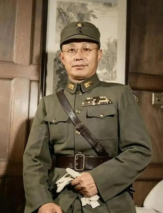 何应钦与冈村宁次本是老同学，受降前一晚，何应钦特意派人捎话，暗示冈村宁次仪式上别