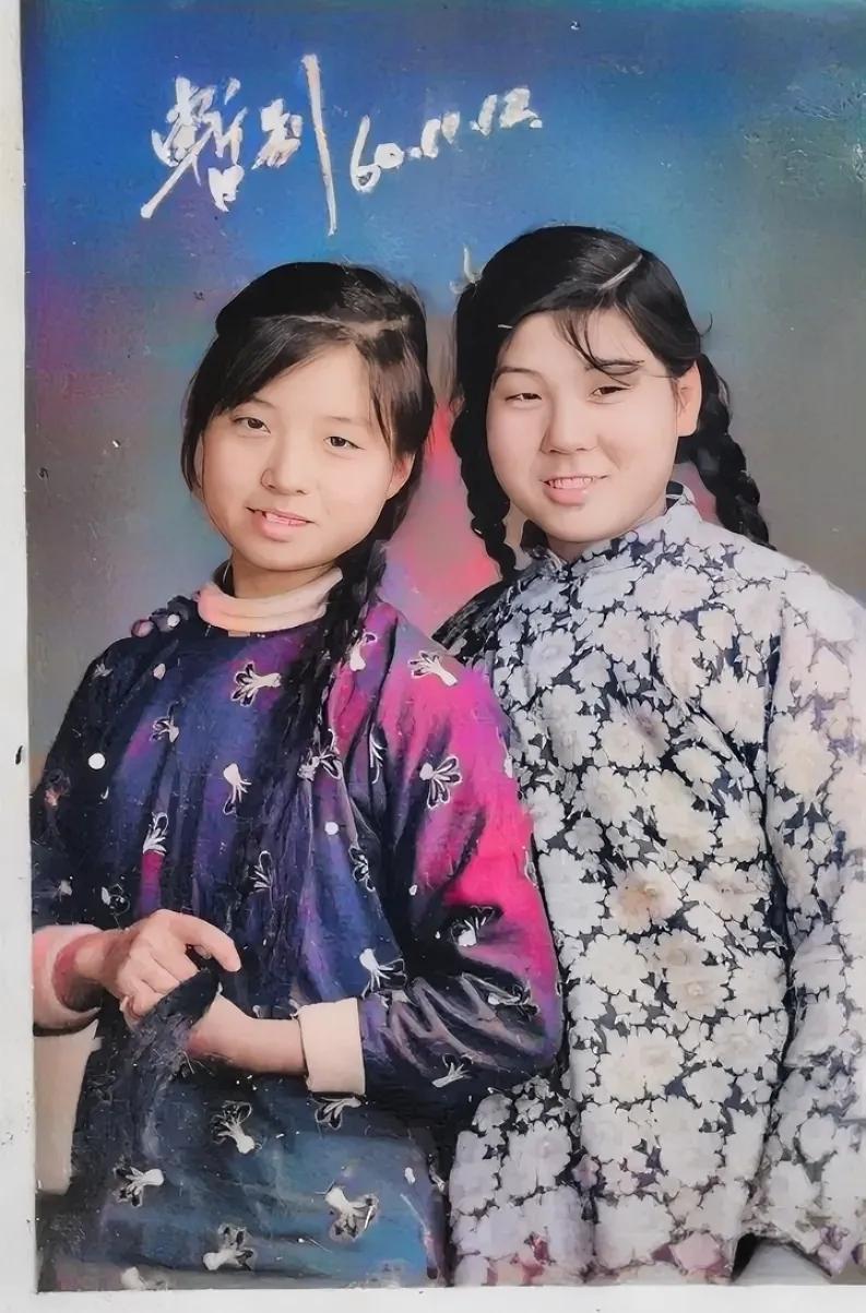 1960年，两个穿着新衣服的女孩，留下了这一张合影，镜头中的她们，穿的衣服上印有