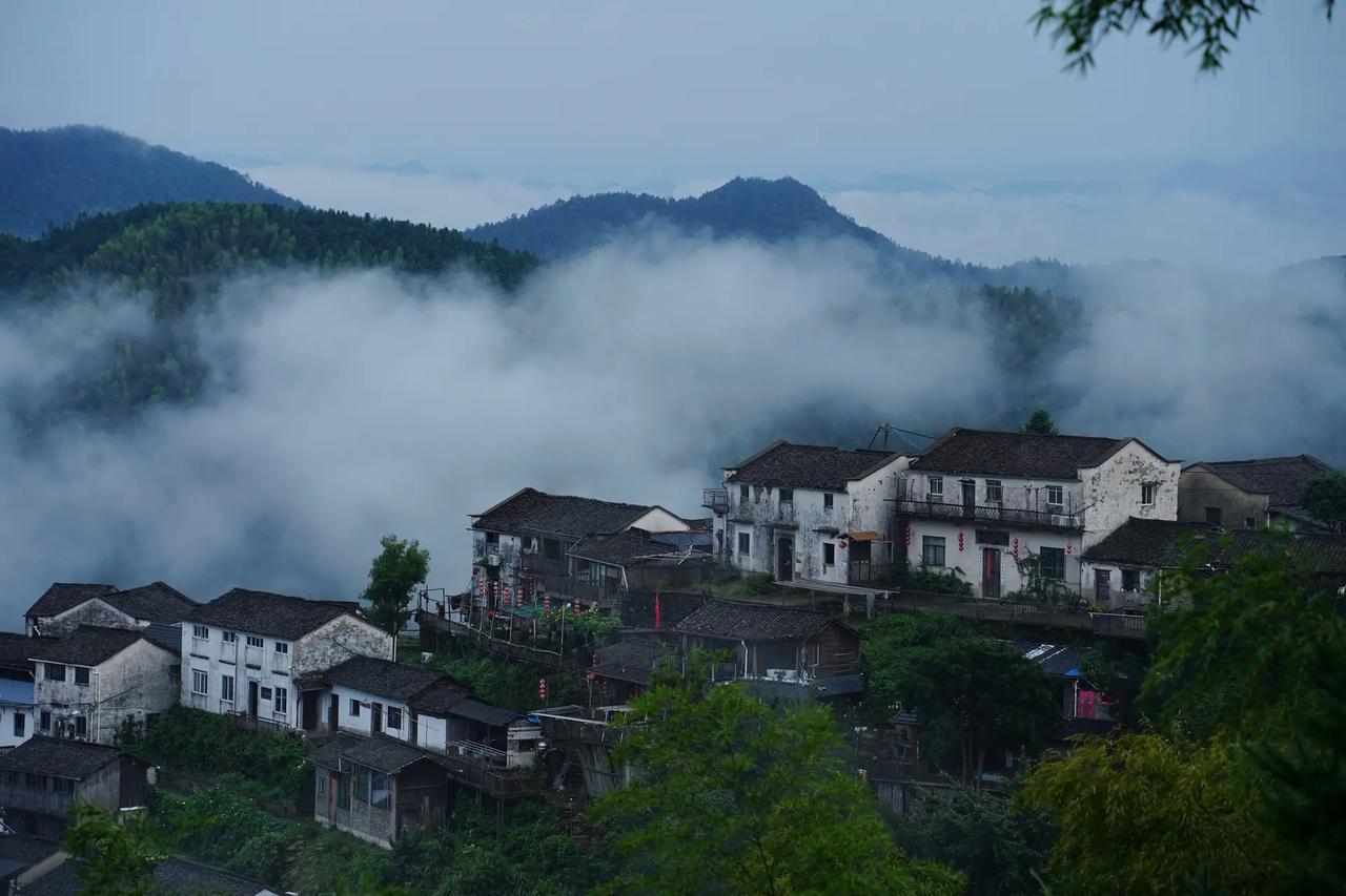 昨天遇到一位学生家长。他们家孩子在班级的排名还算不错，基本都在前 10 名，可总