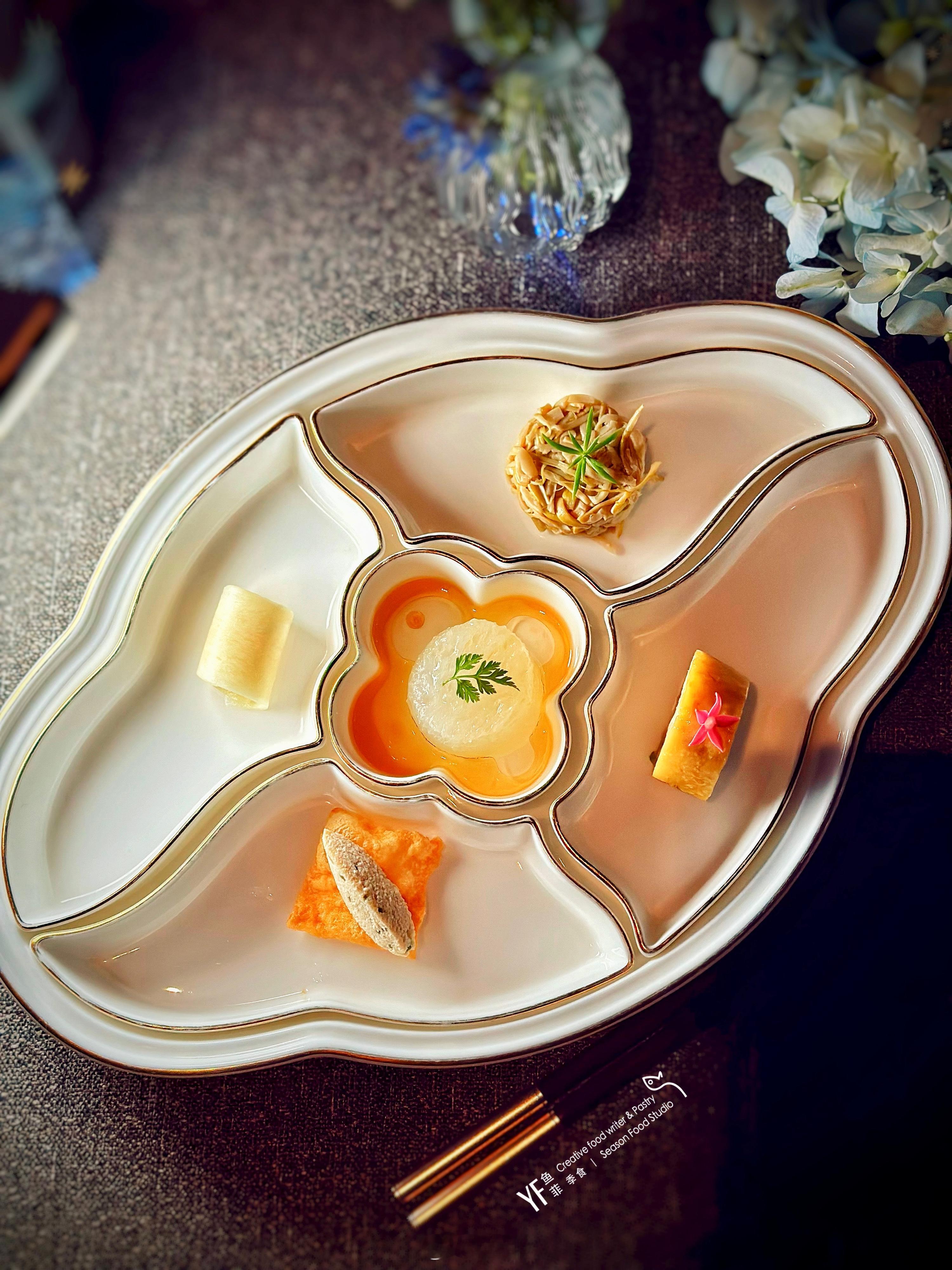 初夏浦江，蓝调光影涌动，流动的盛筵以水为媒，一席初夏甬味，相约黑珍珠三钻甬府。暮