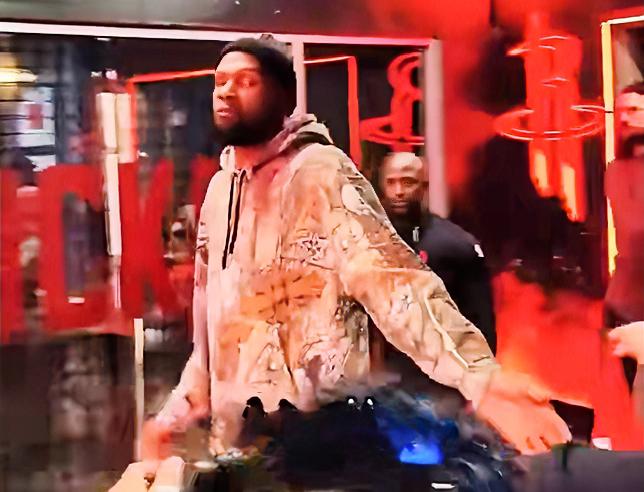 哈登：杜老大，火箭大胜湖人后，你那气质一度让我以为是火箭3-1领先湖人呢！？
杜