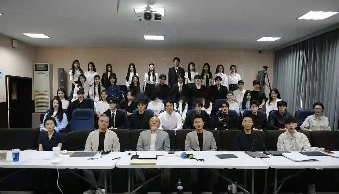 张子枫担任北京电影学院毕业答辩老师楼6北电毕业答辩照片，第一排为老师座位，张子枫