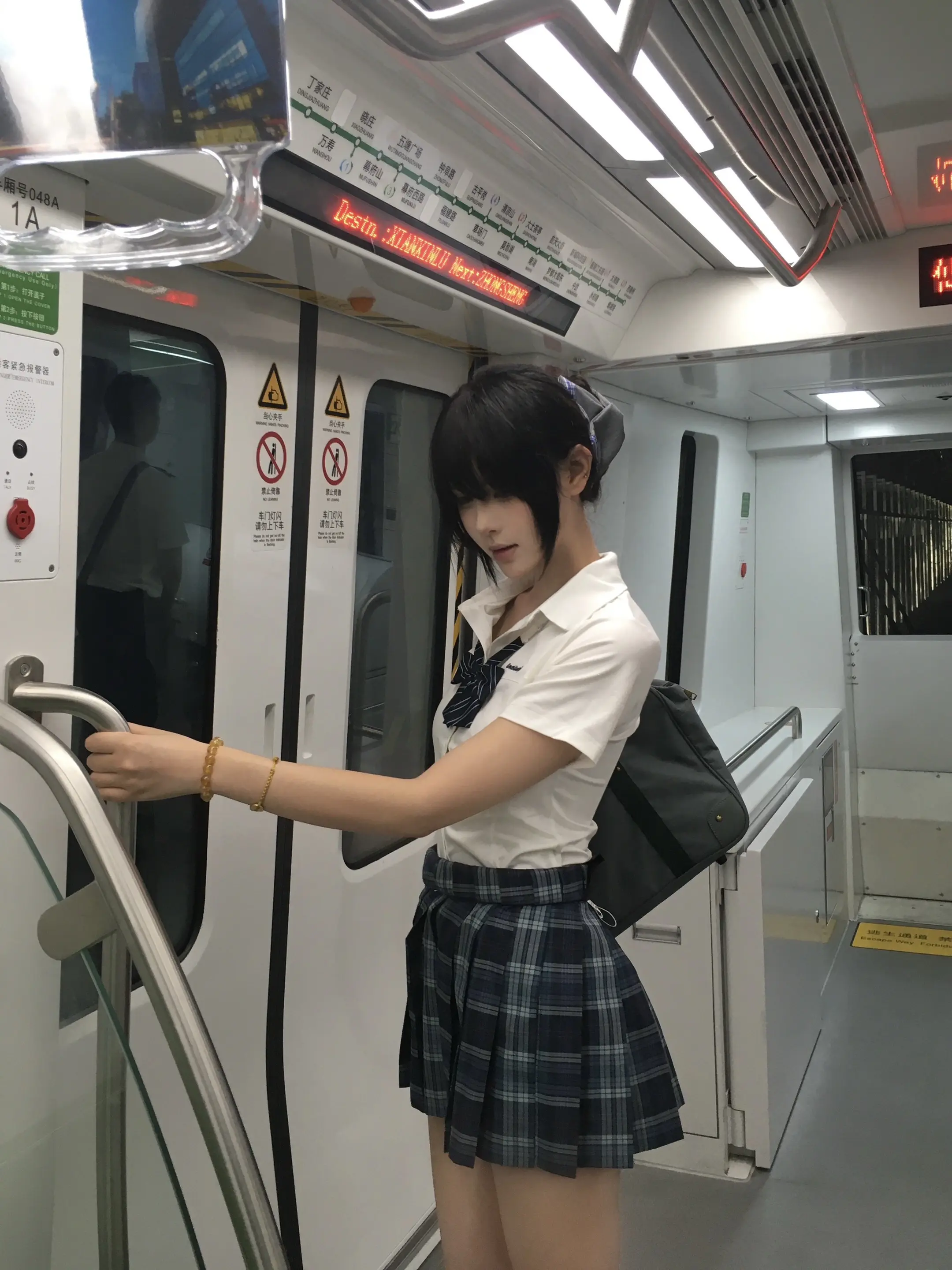 坐地铁偶遇学姐了…