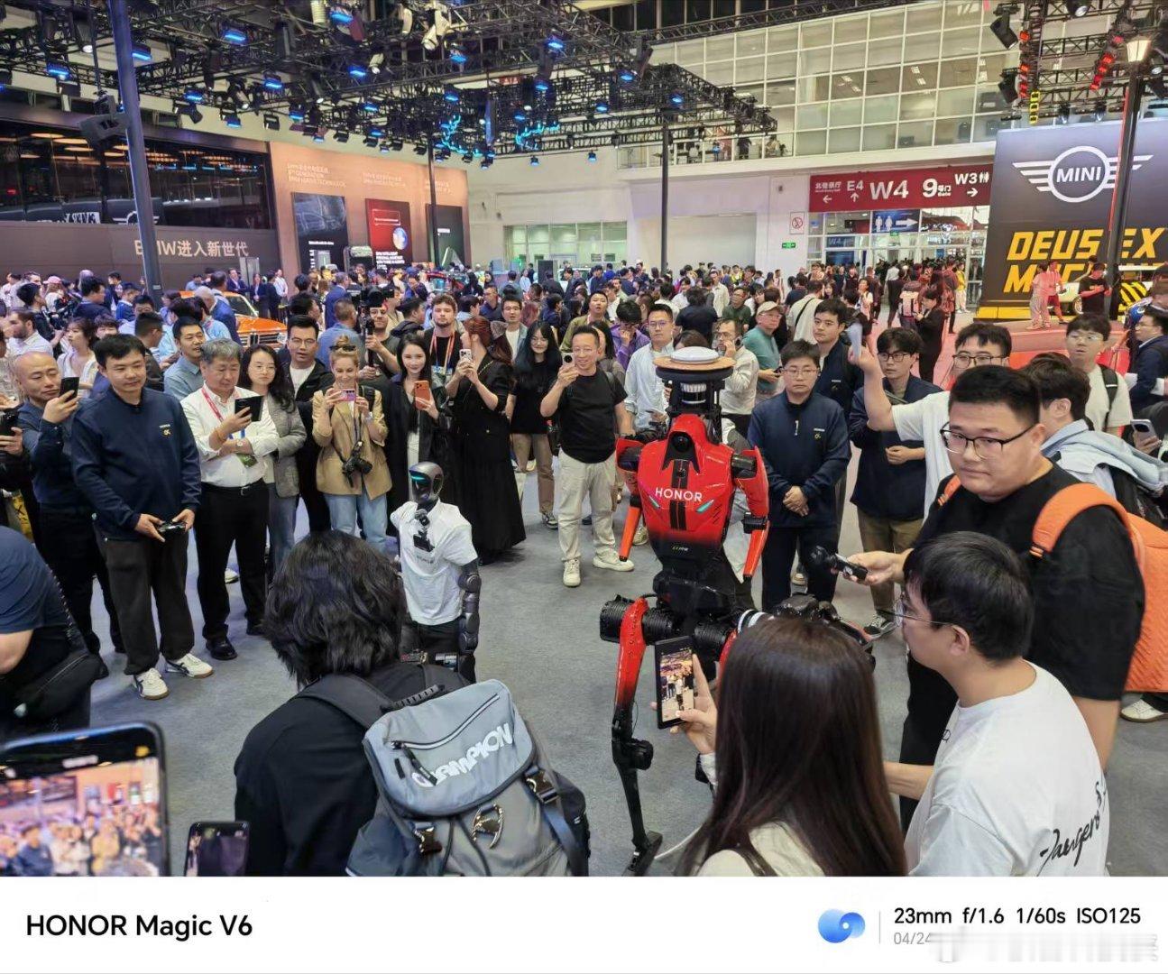 荣耀机器人跑完马拉松又来当车模太棒了！荣耀机器人真的是身兼多职啊！ 