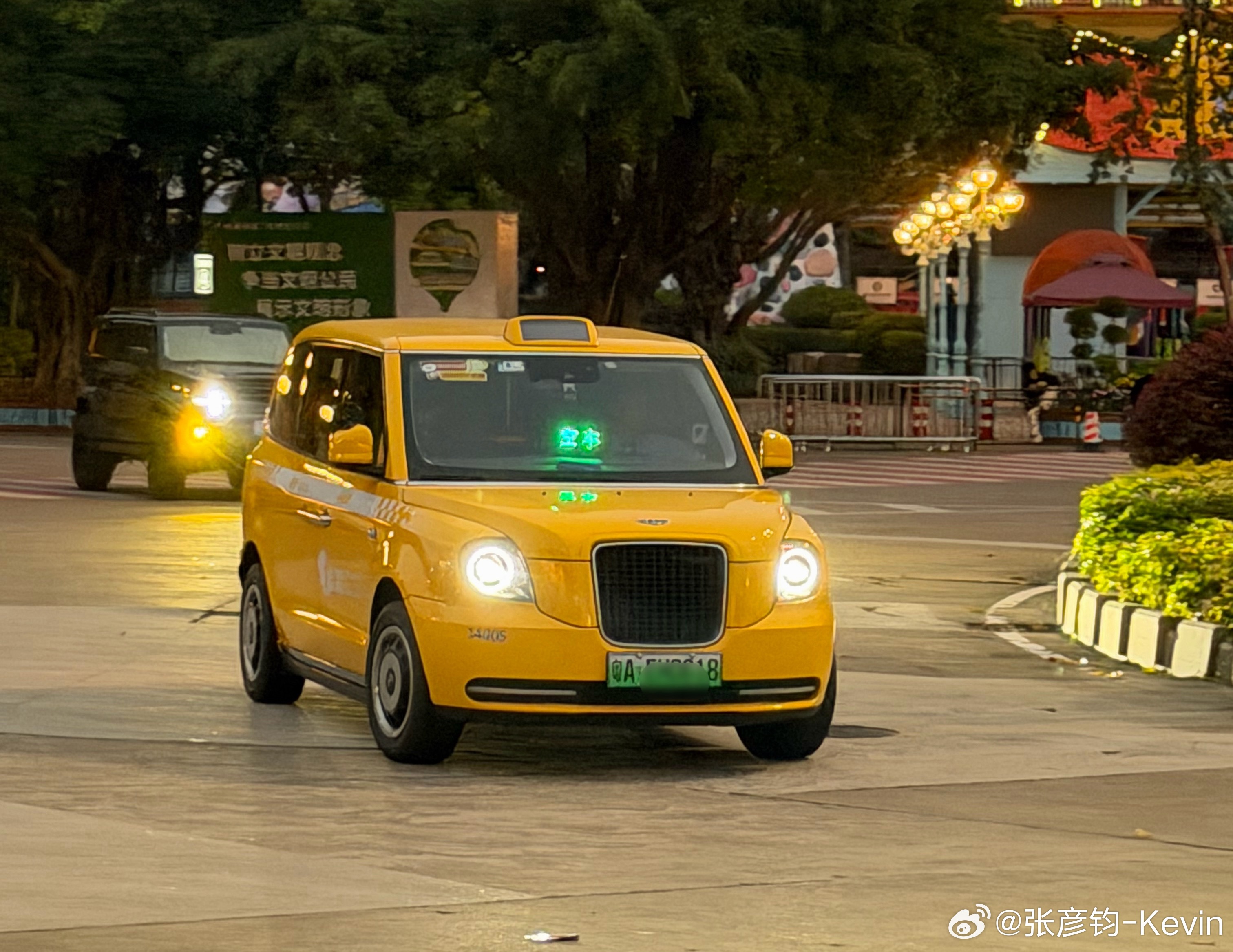 第一次见到这个涂装的伦敦出租车，吉利LEVC TX5，应该是广州的无障碍cab。