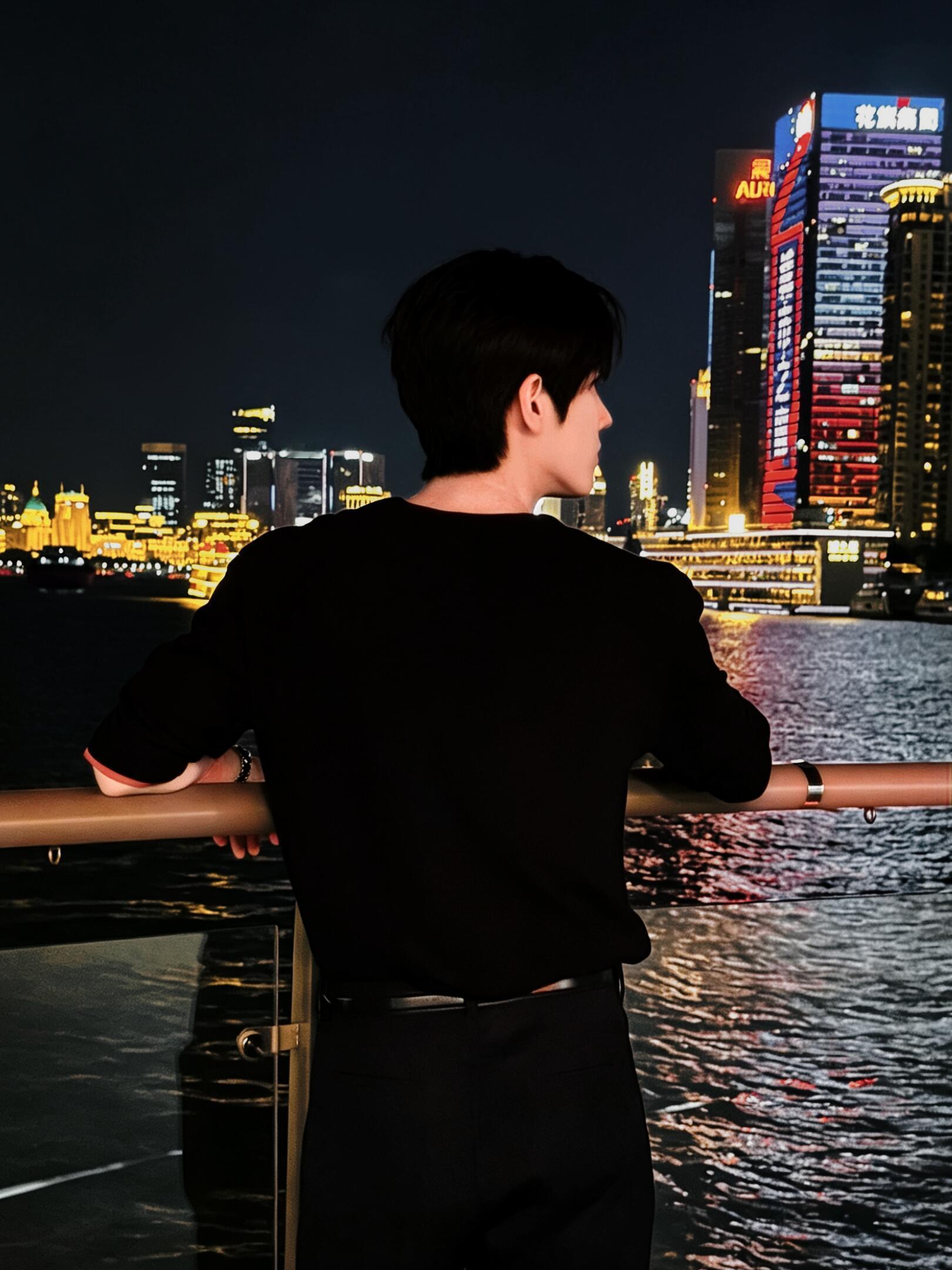 朴时宇/壁纸分享我唯一的勇气，就是在你看不到的时光里，一直一直地喜欢你 