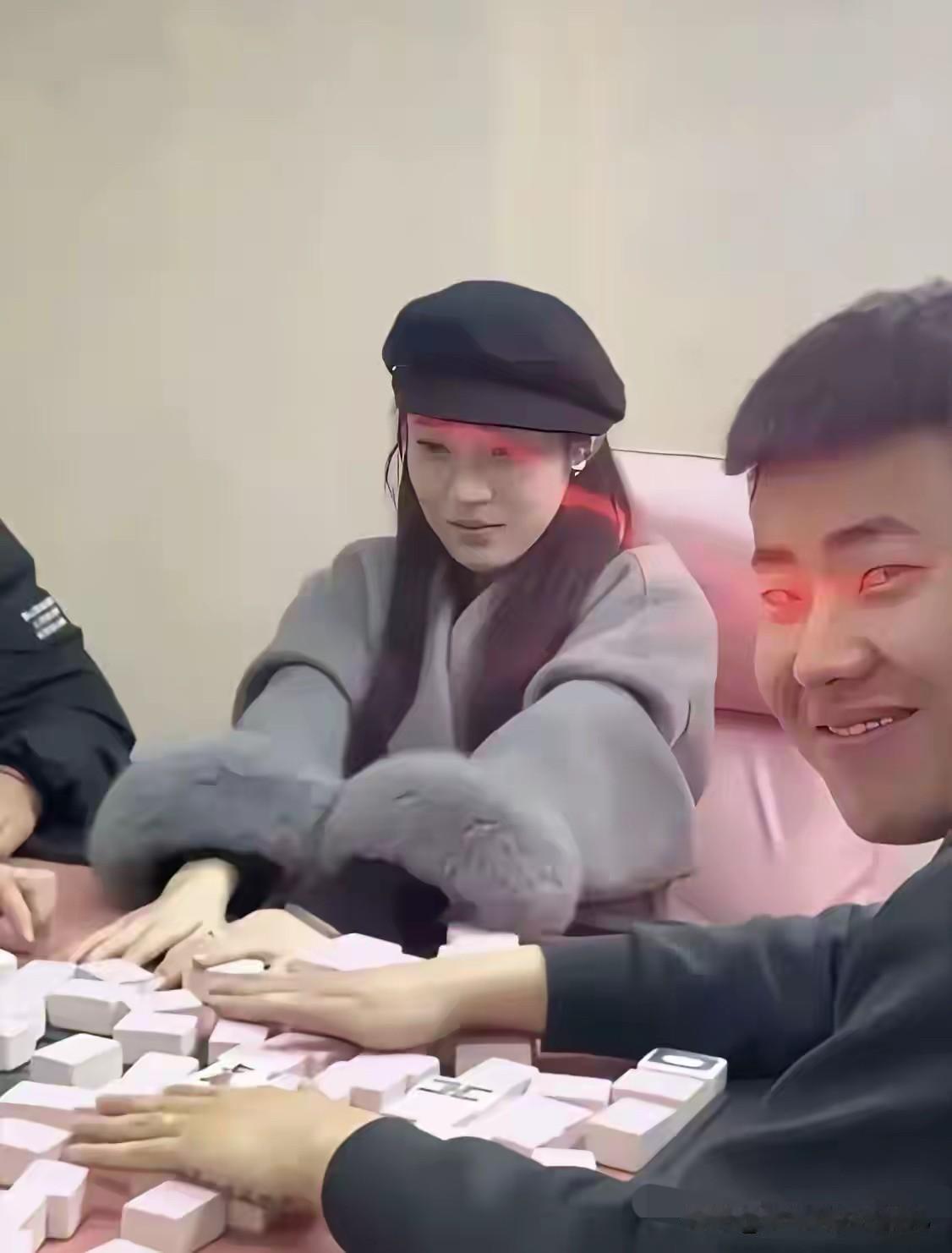 看得出来他赢钱了吧！