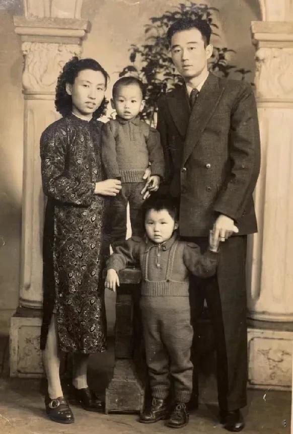 1948年四川泸州的一家人，好景不长，看样子应该一年后跑到台湾了。
 重庆儿时的