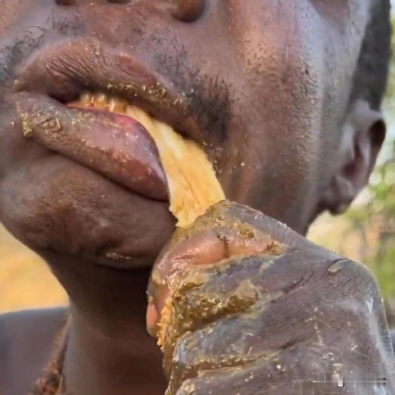 吃狗肉的人一边大喊大叫禁养大型犬，又一边嚷嚷狗肉香，难不成想白吃白喝人家的宠物犬