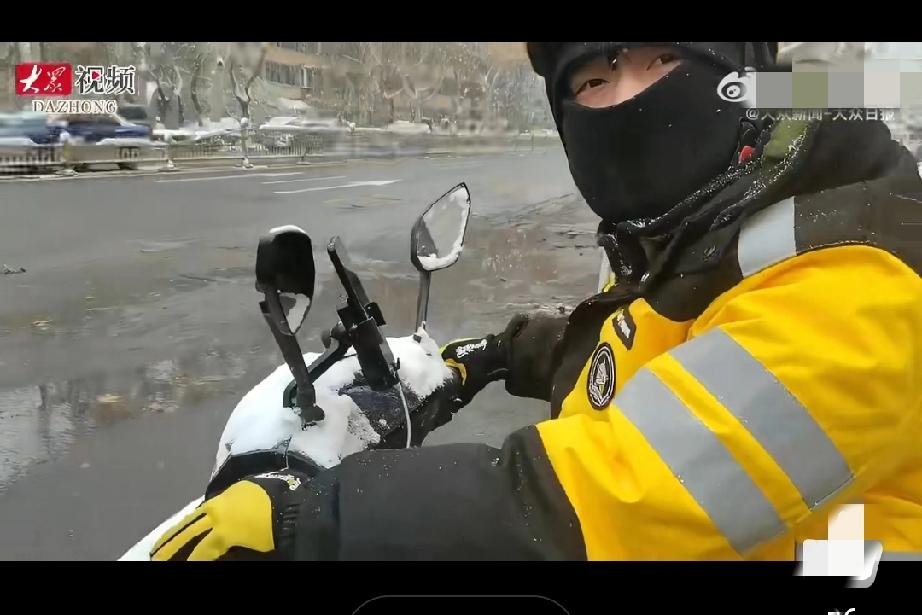 零下6℃的雪天，00后外卖员的30单
 
济南的12月13日，雪片裹着寒风往人骨