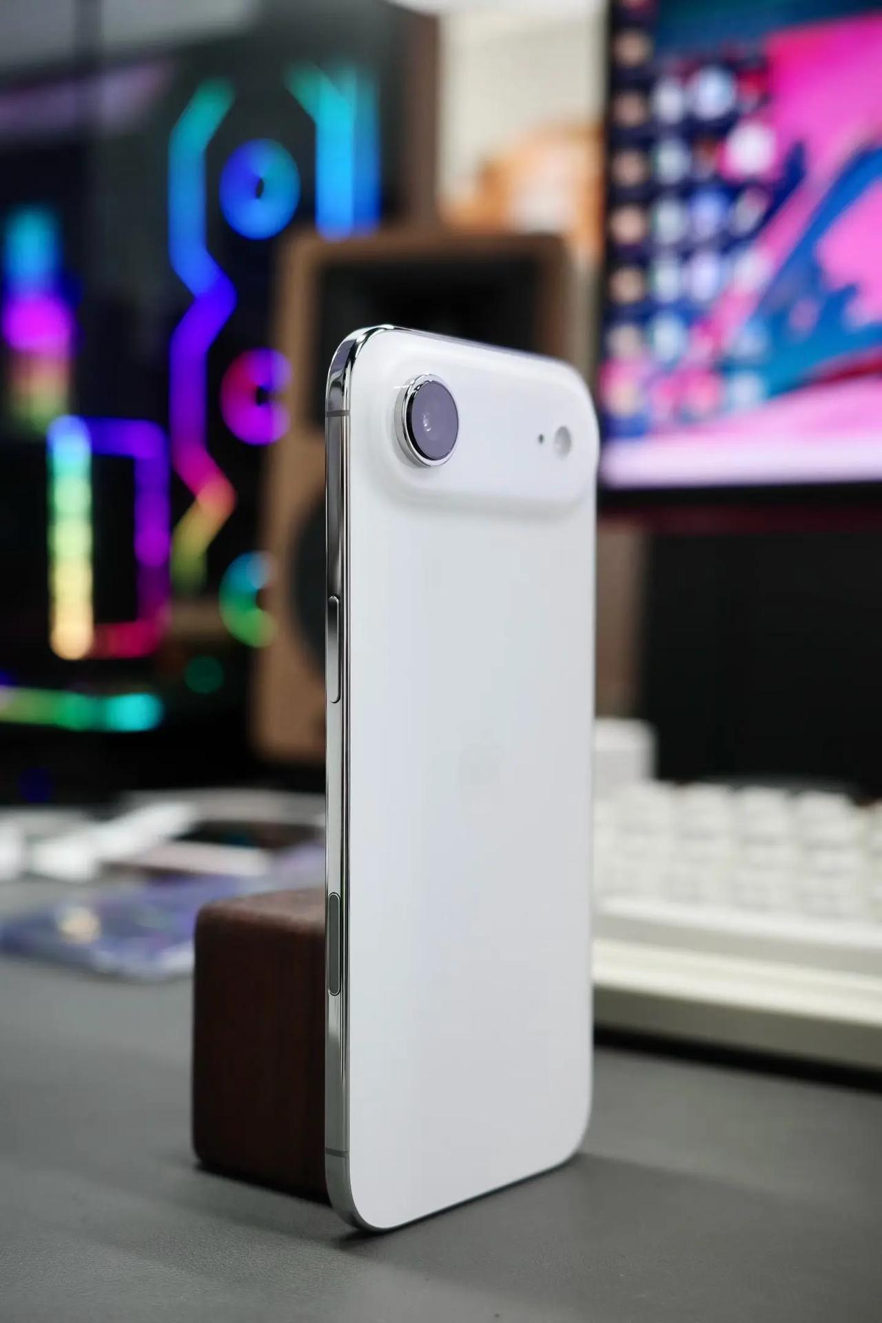 最近iPhone Air的热度一直下不来，很多人都在纠结：这款超薄新机到底值不值