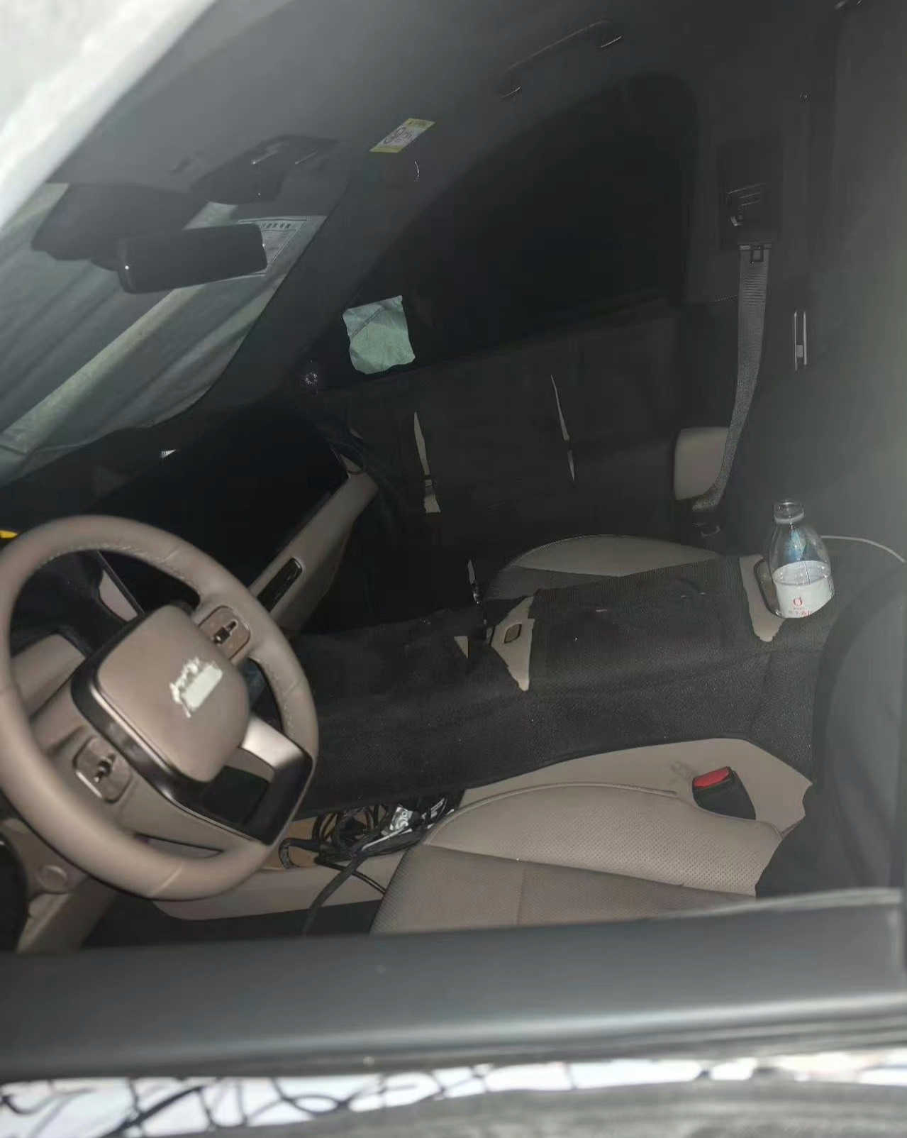 新款理想L系列前排内饰方向盘仪表屏取消新的一体式屏幕B柱增加出风口 