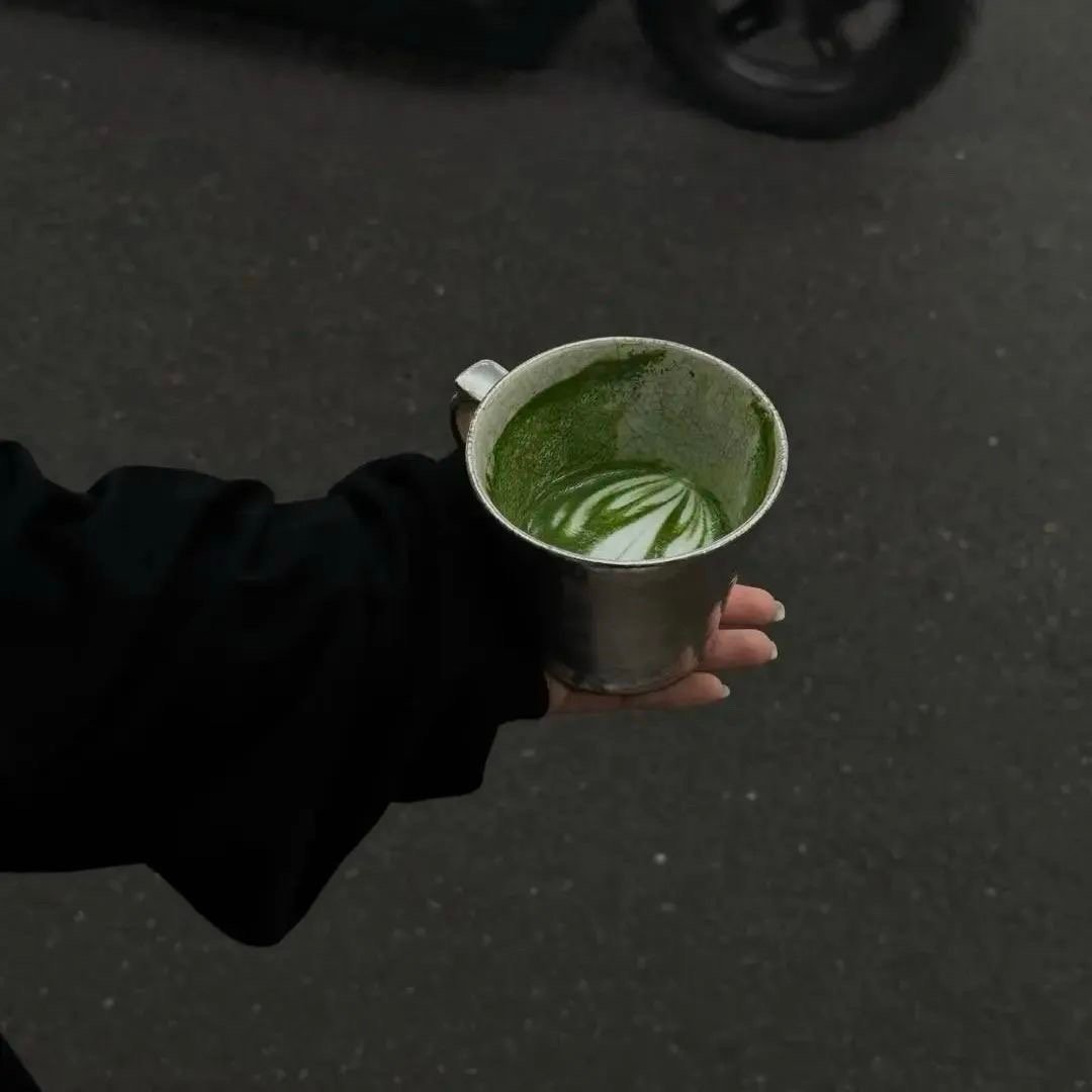 一直以为你是一颗木讷的树 直到我看见你空荡的朋友圈 现在挂满了她的照片 我想我也