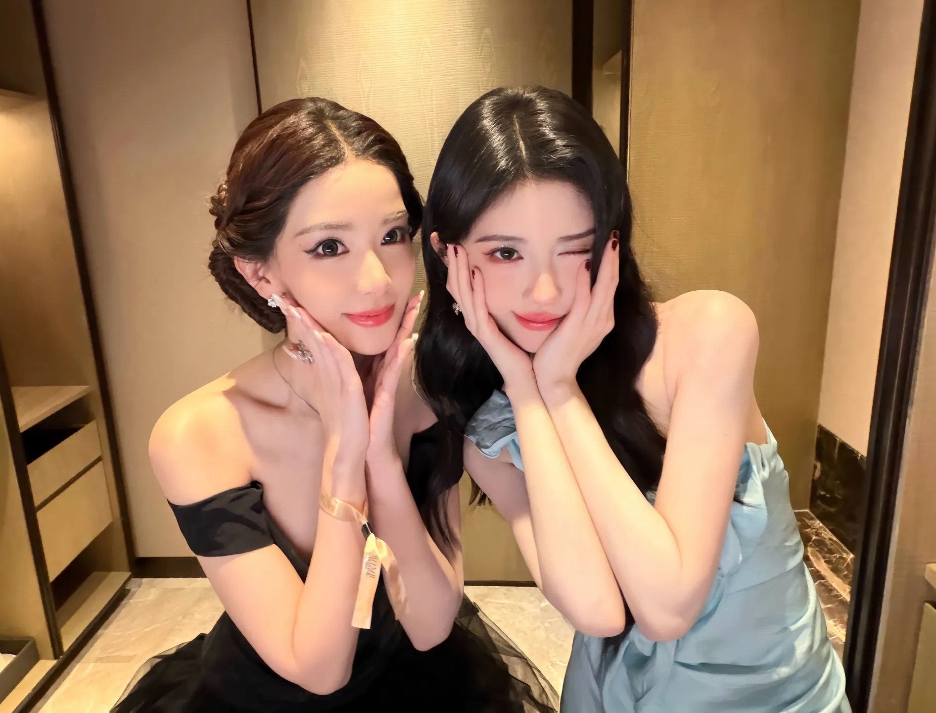 鞠婧祎迅猛龙合照 迅猛龙特蕾莎晒与鞠婧祎的合照，闺蜜们太养眼了！ 