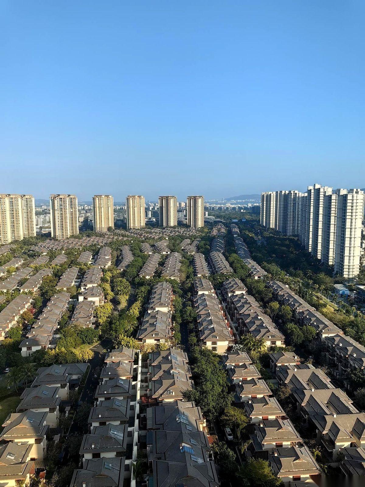 今天A股这盘棋，下得有点狠。
开盘没多久，屏幕上那根线就跟断了电一样，直挺挺往下