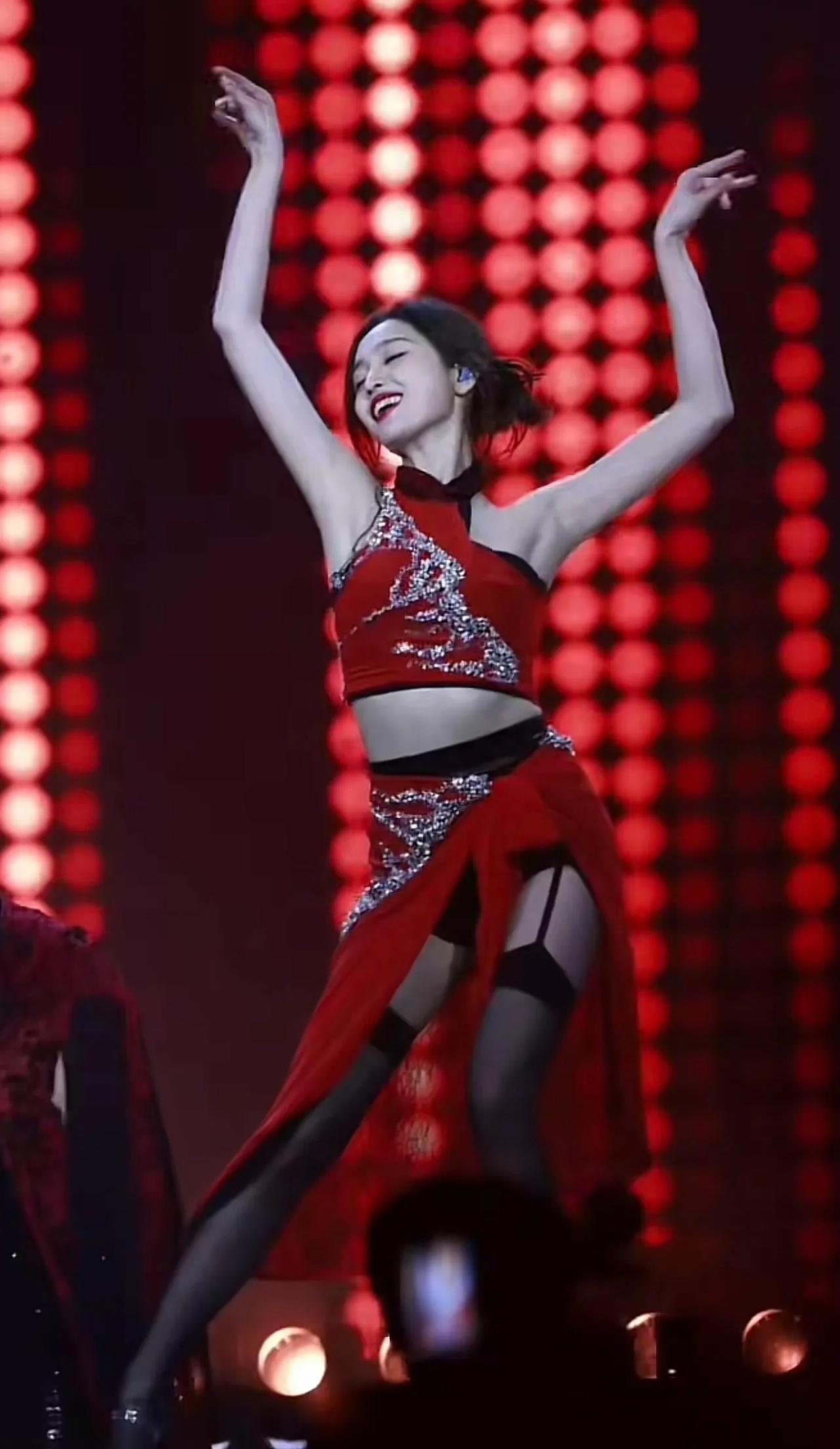 我的妈呀！吴宣仪这个舞台也太辣了吧！！