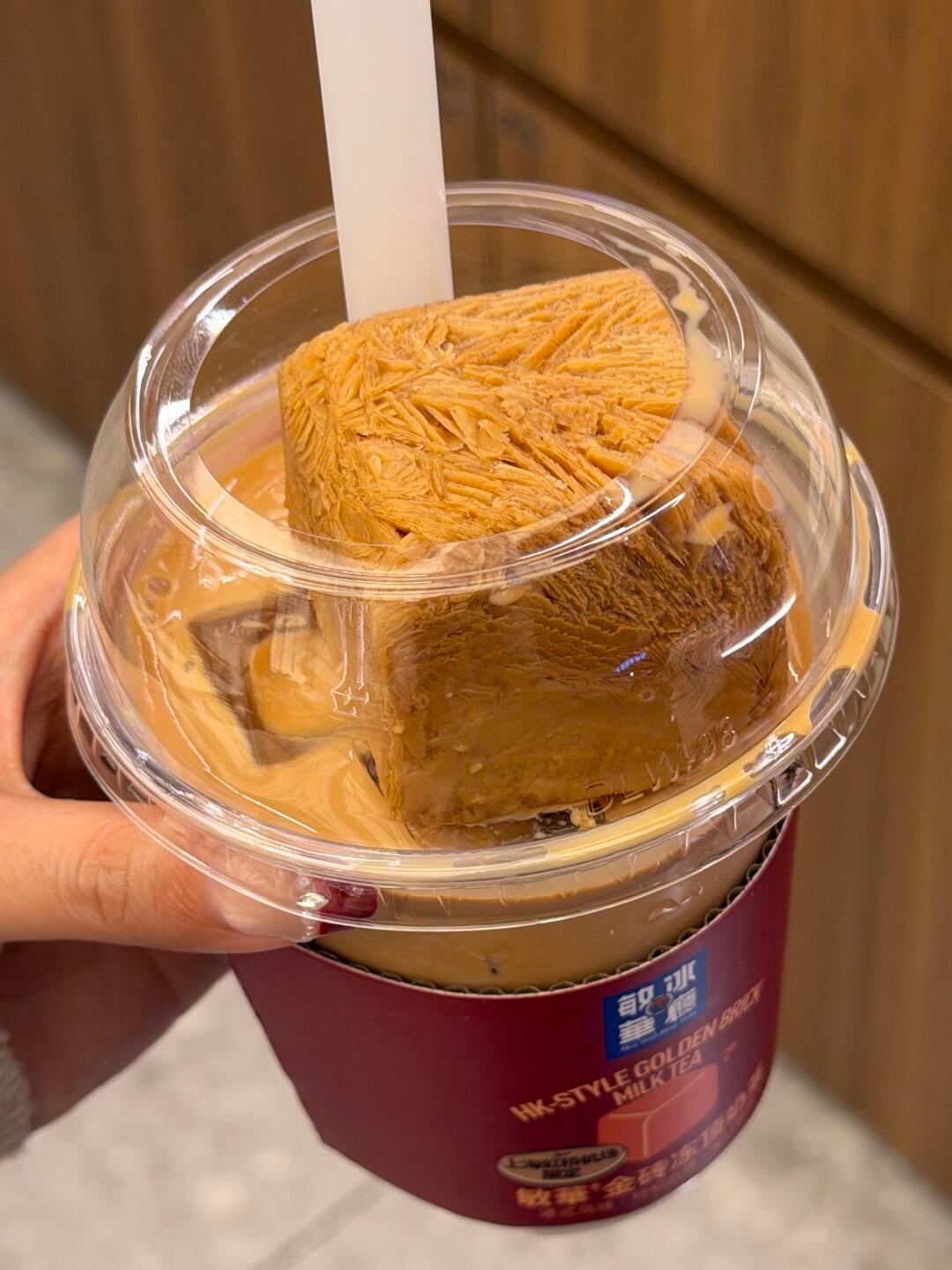 唯一的缺点：上海虹桥机场限定！！！！金砖冻顶奶茶啊啊啊啊巨无敌美味的一杯港奶顶部