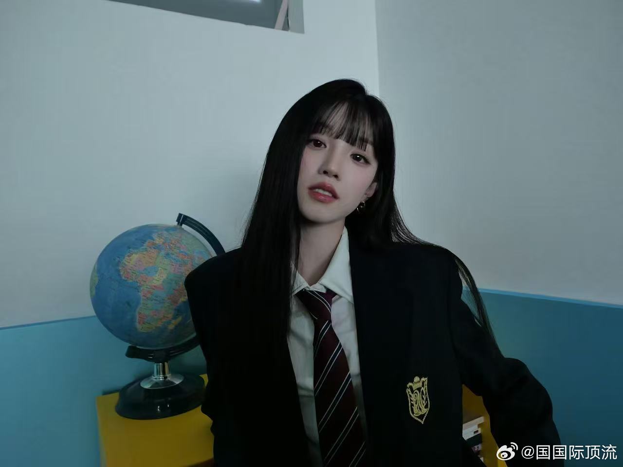 宋雨琦放学学姐既视感学院风造型真的永远顶流，黑发齐刘海自带减龄效果，优雅学姐气质