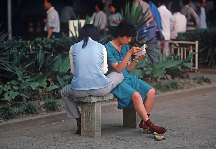 在历史的长河中，80 年代的中国宛如一幅独特的画卷，正徐徐展开。那时的城市街头，