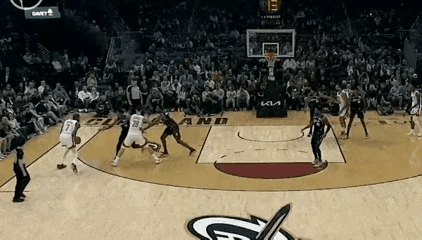 杜兰特这场真是难到骨子里了！火箭客场战骑士，第一节他三分干拔时直接被亨特狠狠扑倒