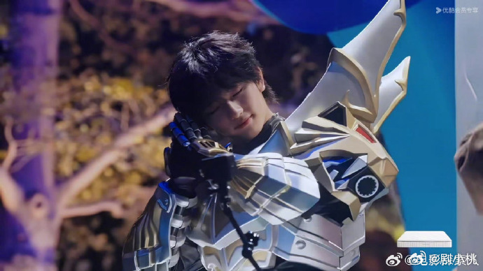 穆祉丞走到哪装备掉到哪周五晚高疯 穆祉丞这掉装备体质真的没谁了！走秀掉帝皇侠零件