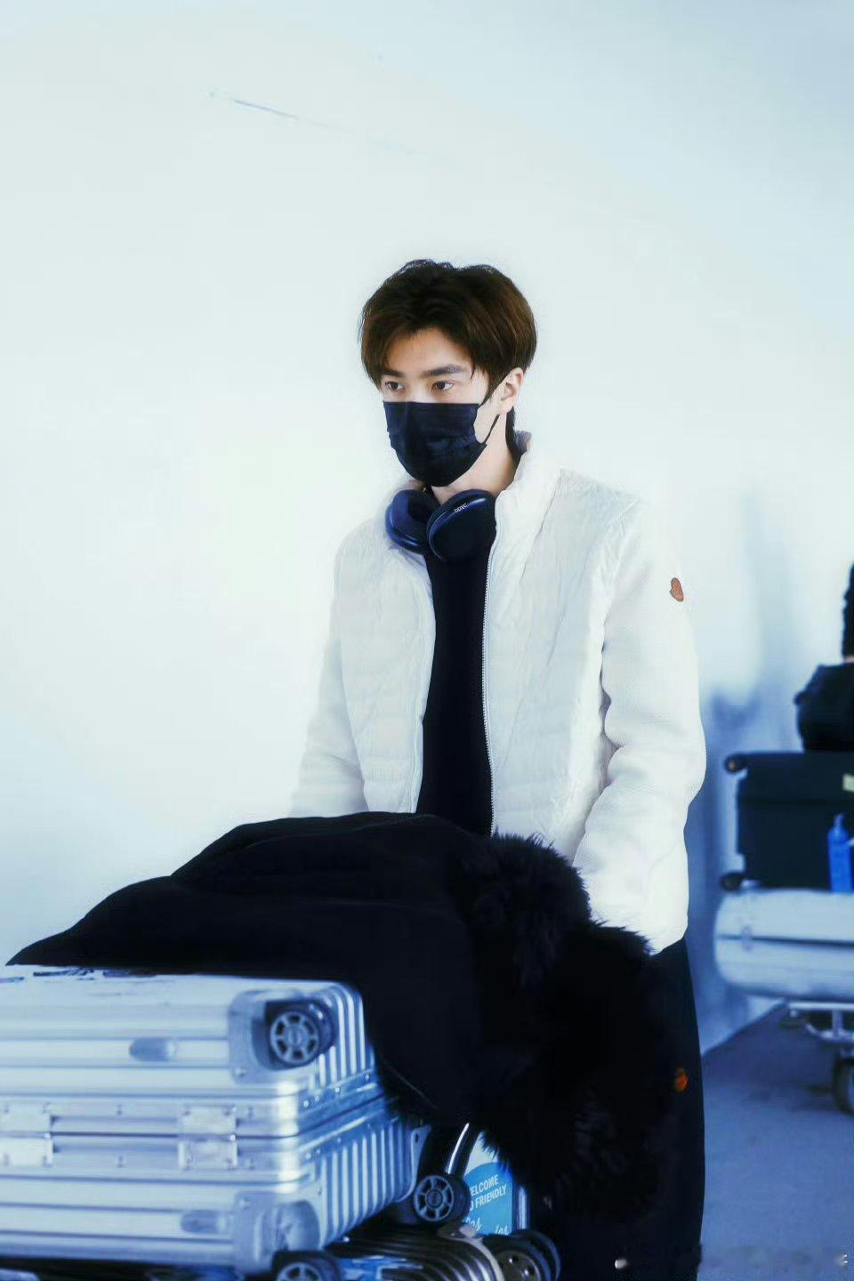 张康乐到达洛杉矶，笑容好温柔  白色棉服看起来像个面包🍞 