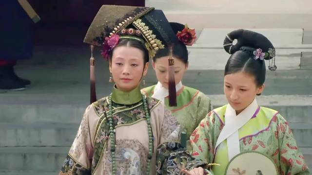 全剧最有远见的端妃娘娘终于上线！一出场就目标明确，借温宜周岁宴，不仅一眼相中甄嬛这个潜力股盟友，还送