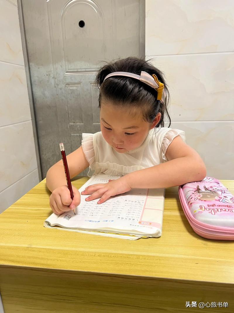 我们最好让孩子养成好习惯，从小学会守规矩，自律，自强，自己做自己的事情。用规矩约