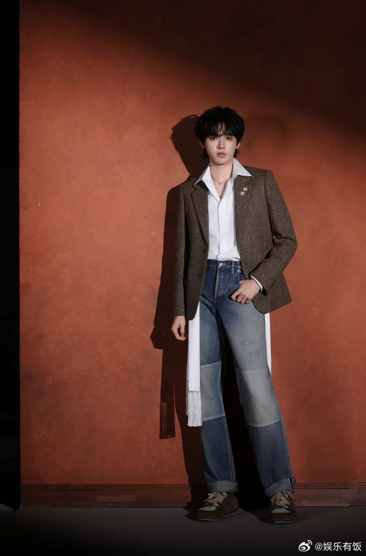 宋亚轩拼色牛仔裤 宋亚轩微博营业，一身拼色牛仔裤无比吸睛，少年感搭配复古格调，碰