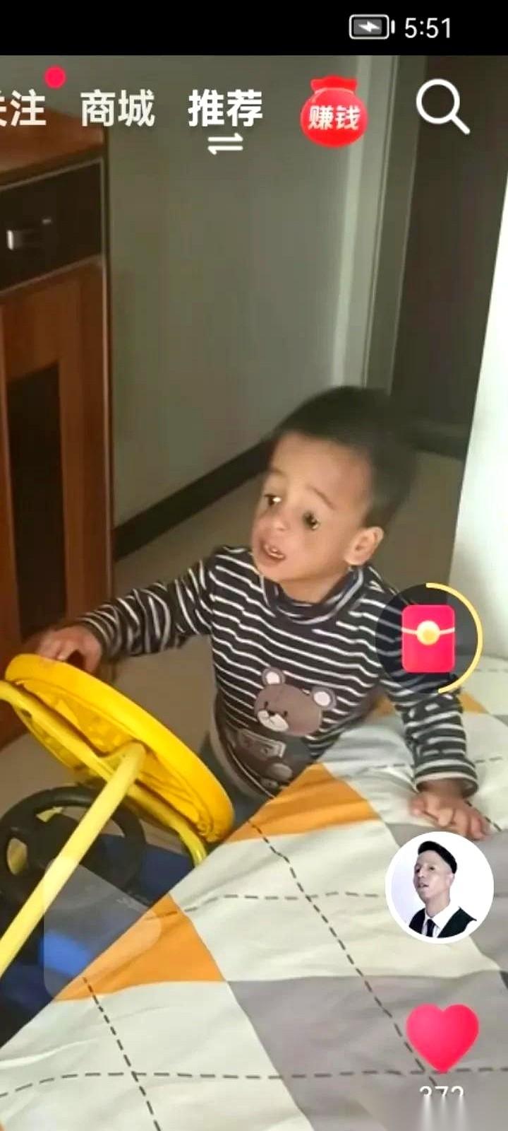 我跟你说，这世上的事儿，真是越来越看不懂了。
北京一个老太太，心疼一个单身带娃的