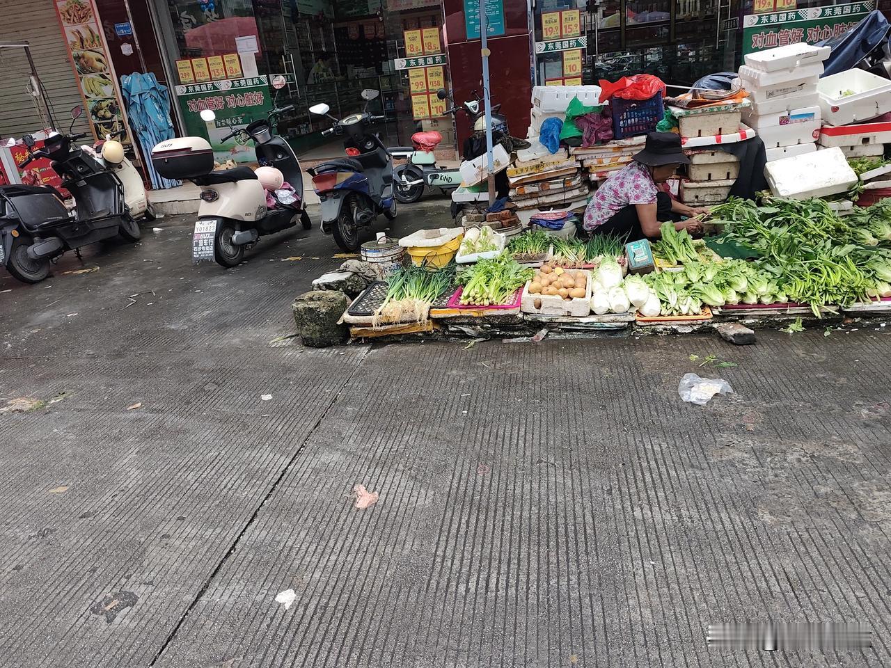 你问我答广东本地人都有钱，为何还有老太太摆地摊卖菜？