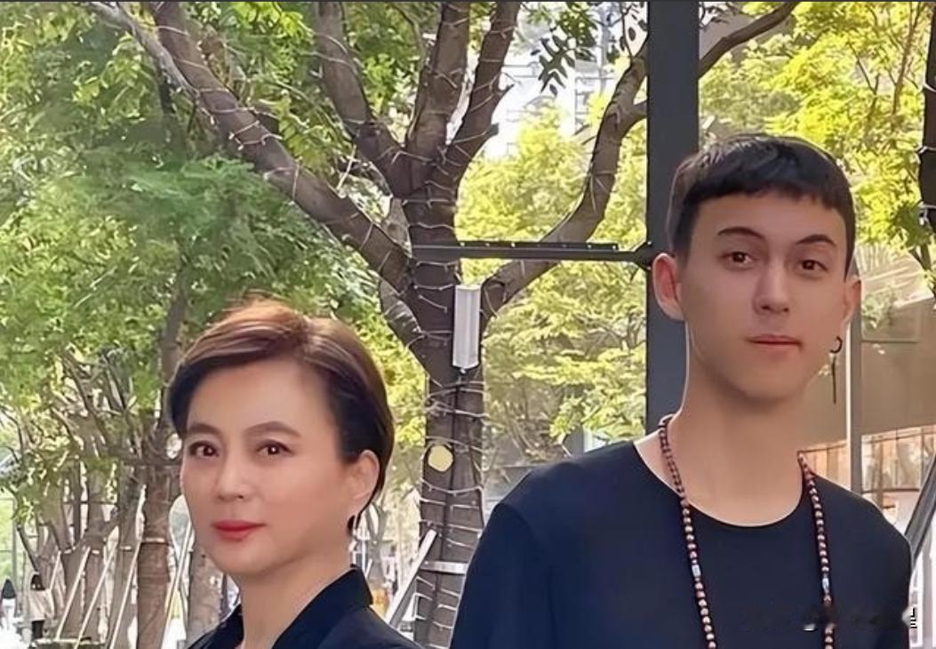 1997年，李玲玉嫁给犹太富豪杰瑞，新婚夜，李玲玉开玩笑地说：“你就不怕我嫁给你