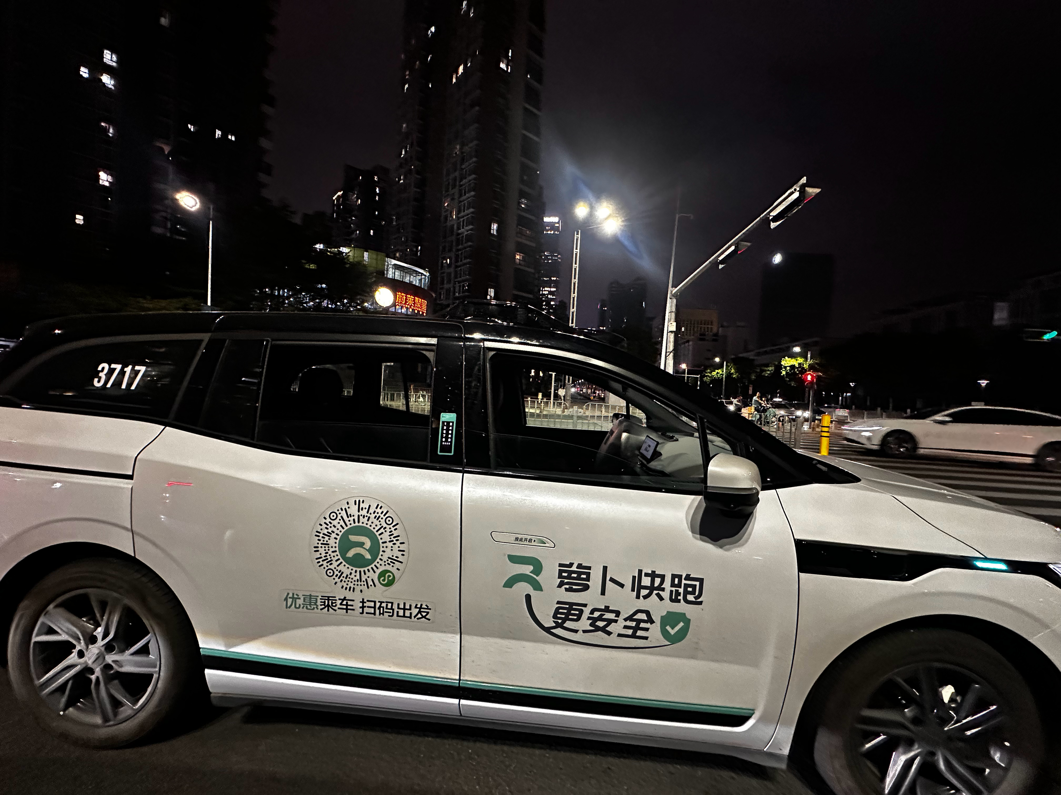 萝卜会过日子，没乘客的时候，就开窗不开空调。 