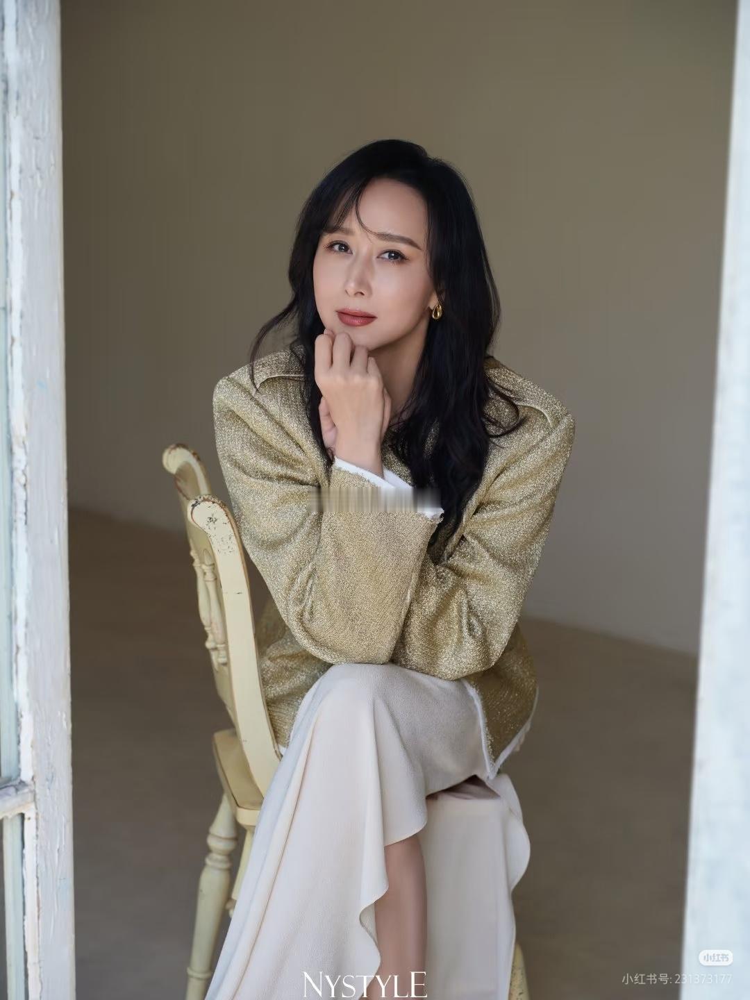 胡静儿子长这么大了长的真快啊 要跟上妈妈了哈哈哈我发现了现在的小孩长的都好快胡静