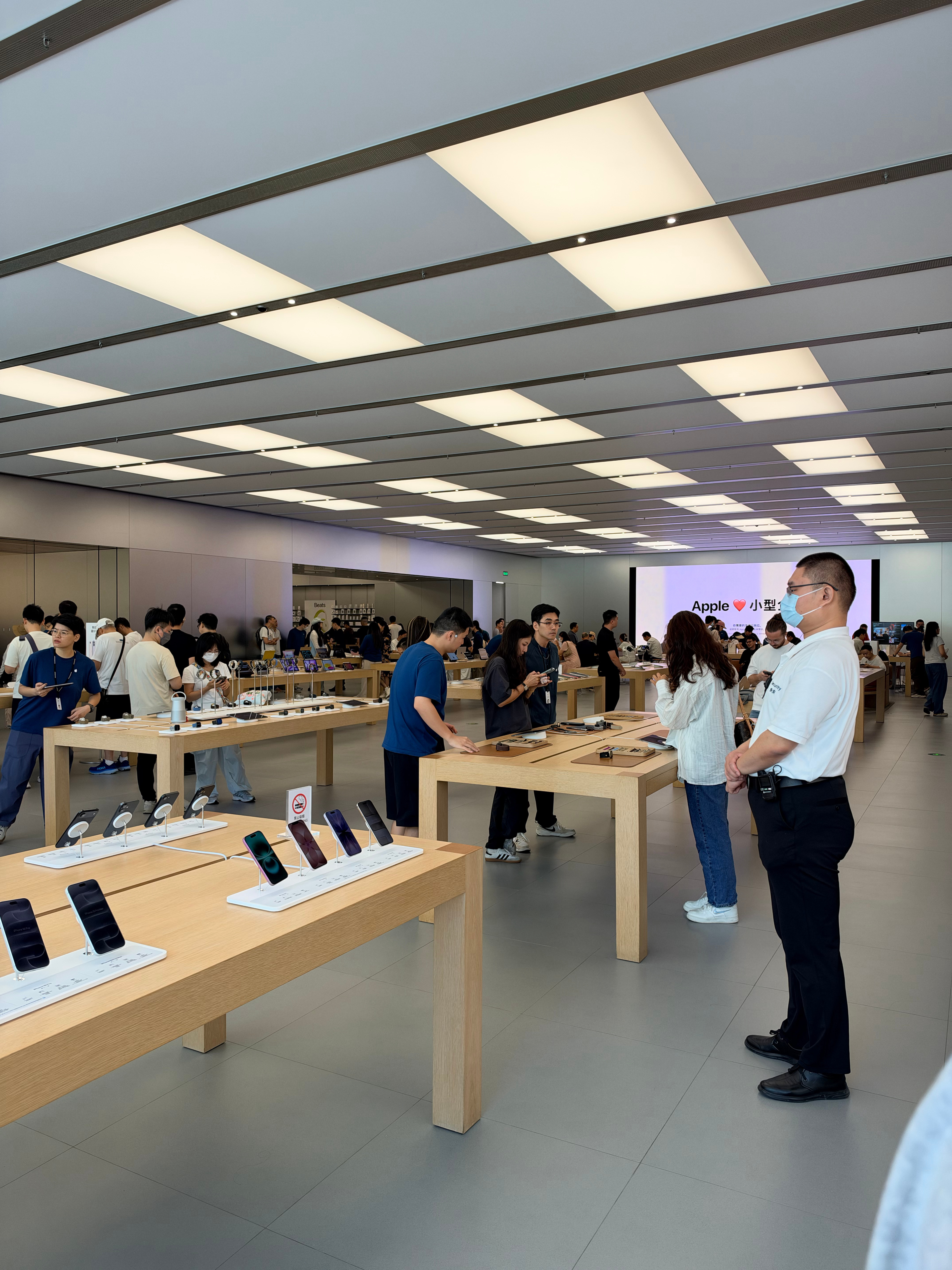 iPhoneDuo首销排队 我现在就在店里排队的也不多，体验的也不多完全比不上i