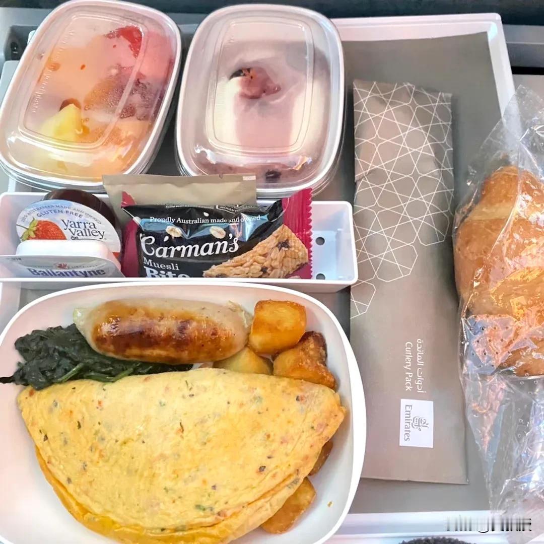 飞了一天多时间
吃了五顿航空餐
总结起来，阿联酋航空的餐食
比卡塔尔航空差一些