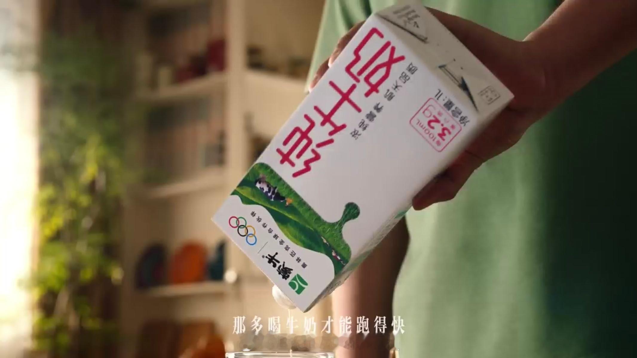 马拉松冠军的训练是给女儿买牛奶临近父亲节看到马拉松冠军吴向东给女儿买牛奶的视频，