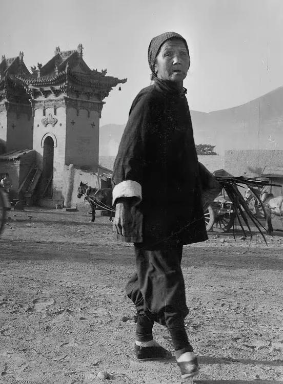 1941年，女子带300发子弹送给八路军，路遇伪军盘查，正绝望时，伪军却喊了声：