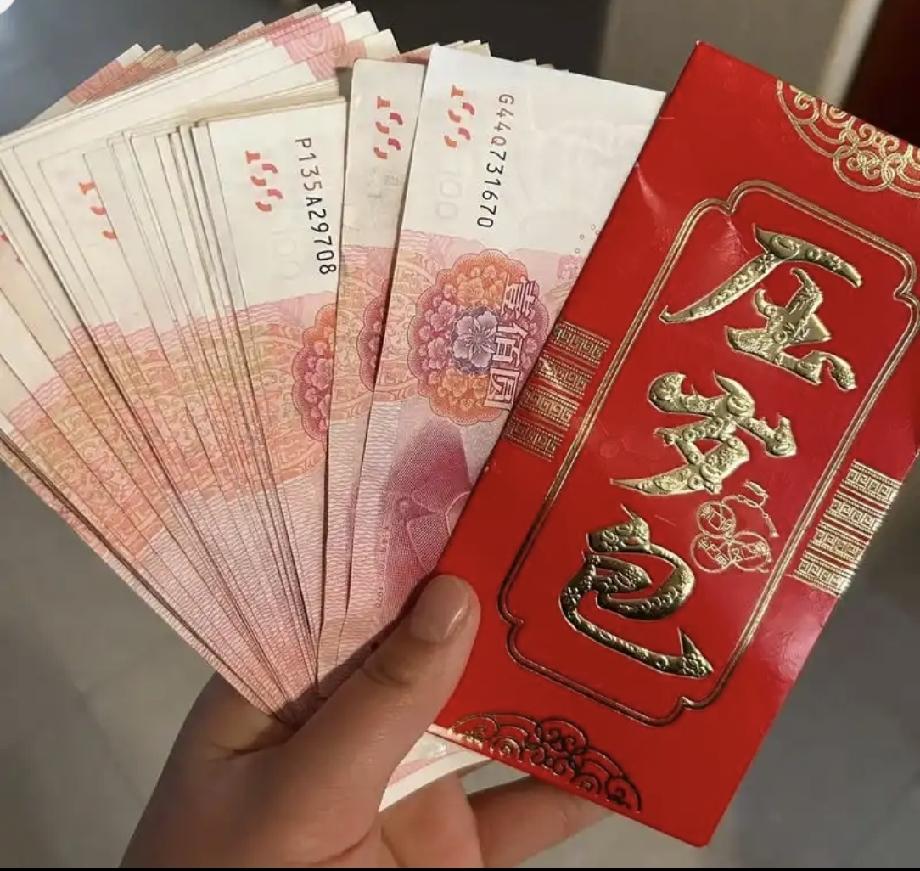 我认为不应该。
压岁钱本是长辈们赠予孩子的专属祝福，强行上交会伤害孩子的物权意识