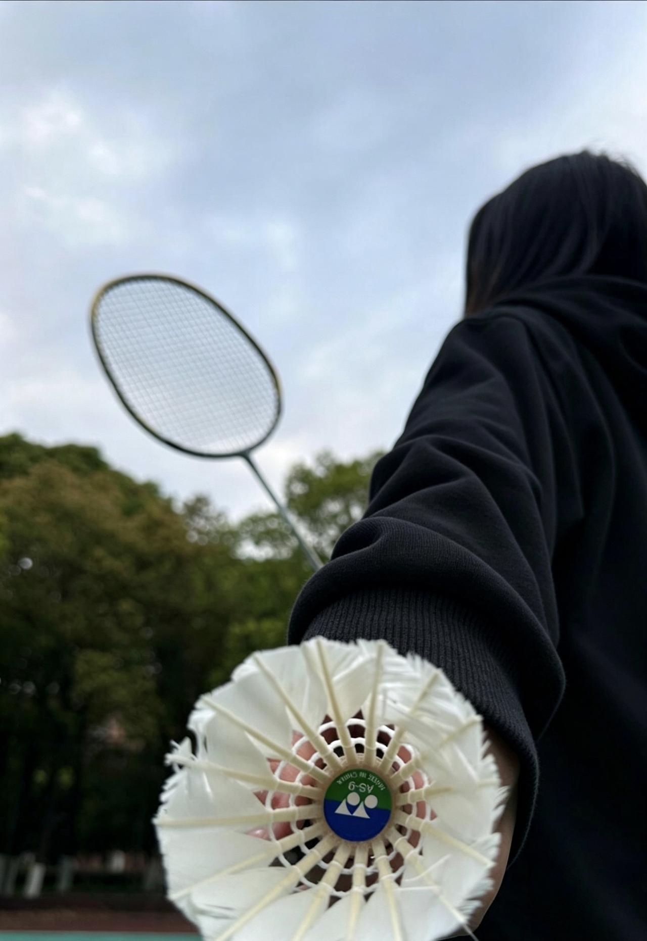 我超爱打羽毛球，每次去球场都超开心，发球时我使劲一挥拍，球就飞出去，像只自由的小